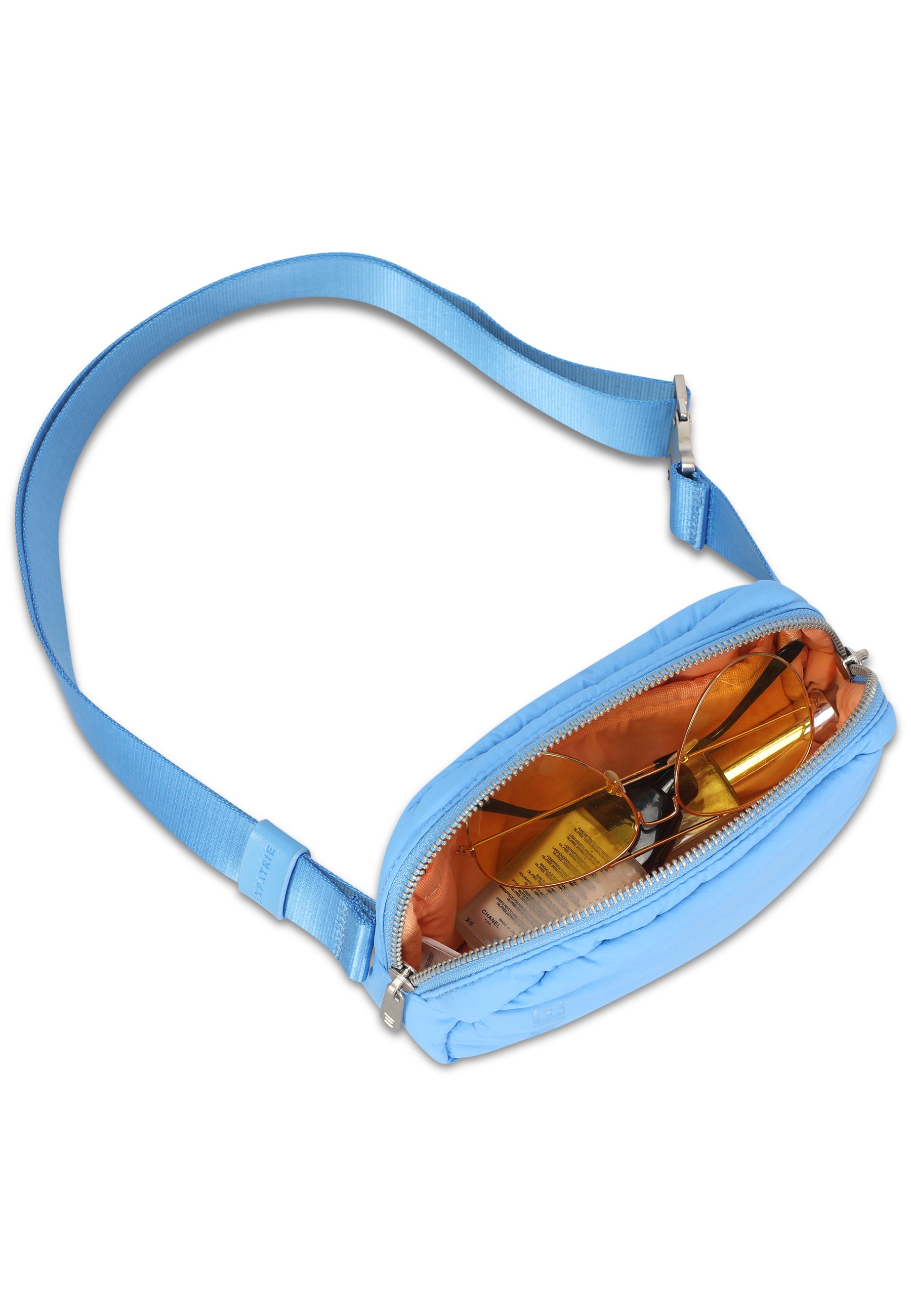 MILLY Bauchtasche in Royalblau mit Reißverschluss, Innenfutter orange, enthält gelbe Sonnenbrille und Kosmetik