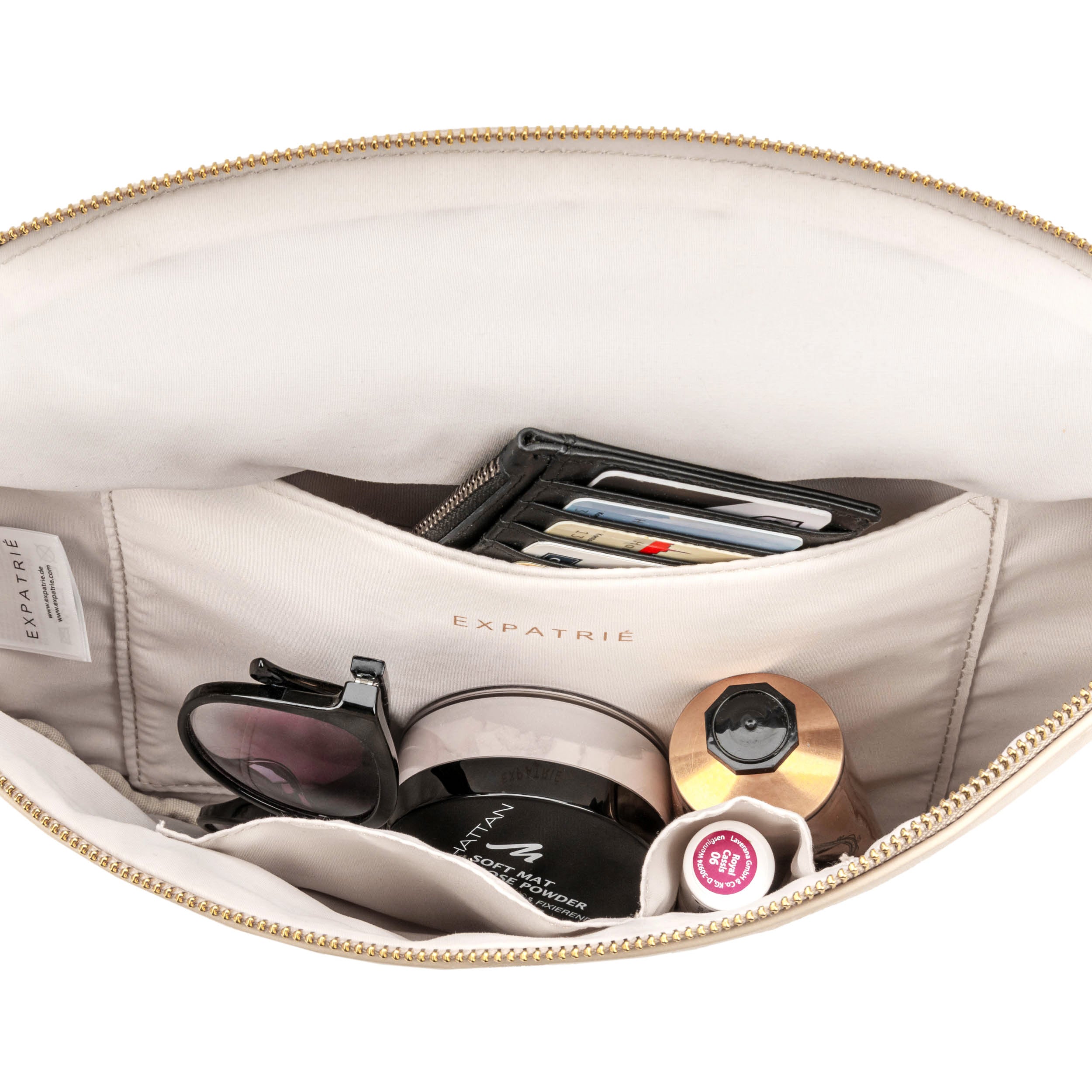 Innenansicht der beige Bauchtasche Alice Large mit Kartenetui, Sonnenbrille, Puderdose und Lippenstift