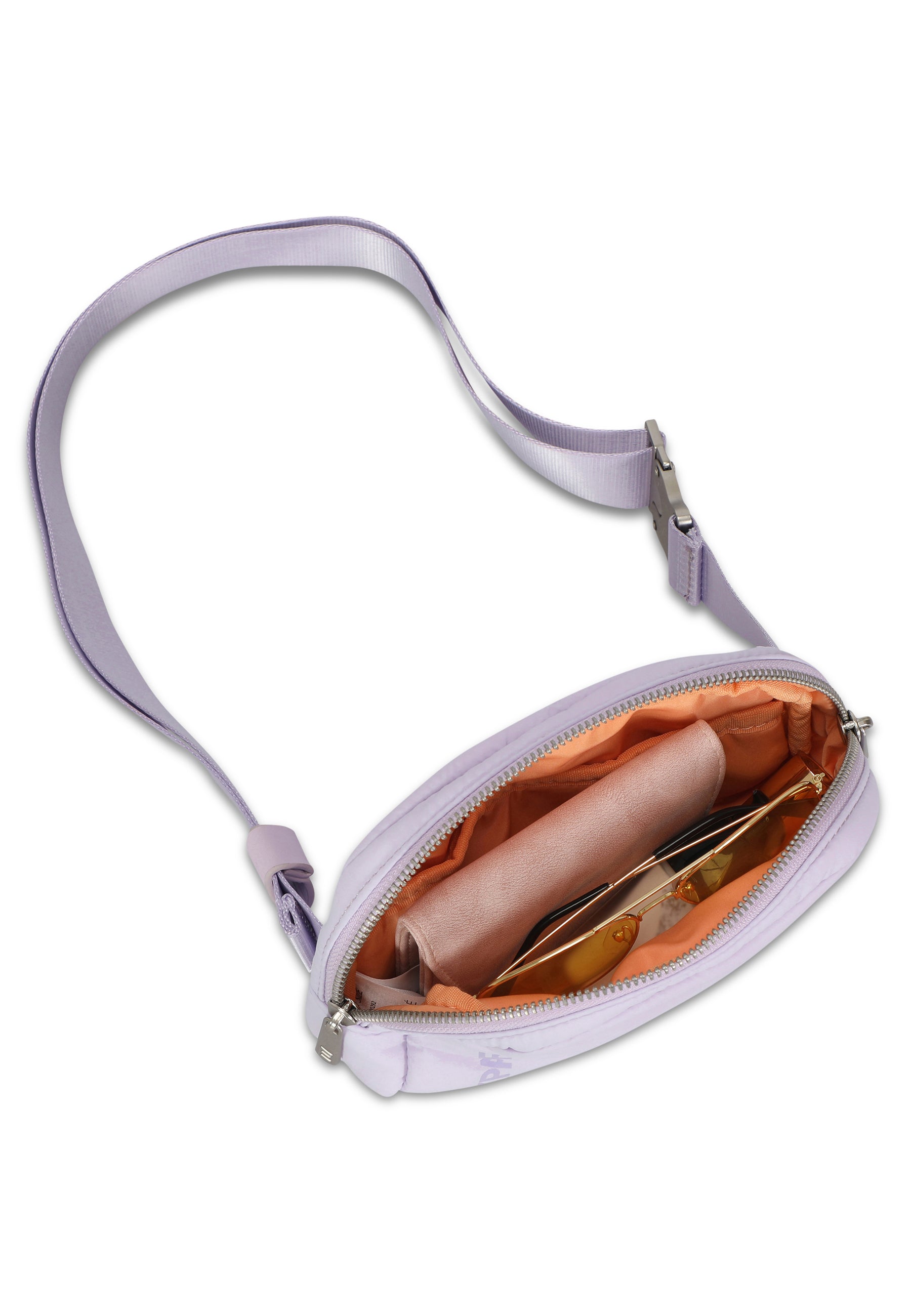 Kleine fliederfarbene Milly Bauchtasche für Damen geöffnet mit sichtbarem orangefarbenen Innenfutter, Sonnenbrille und Etui