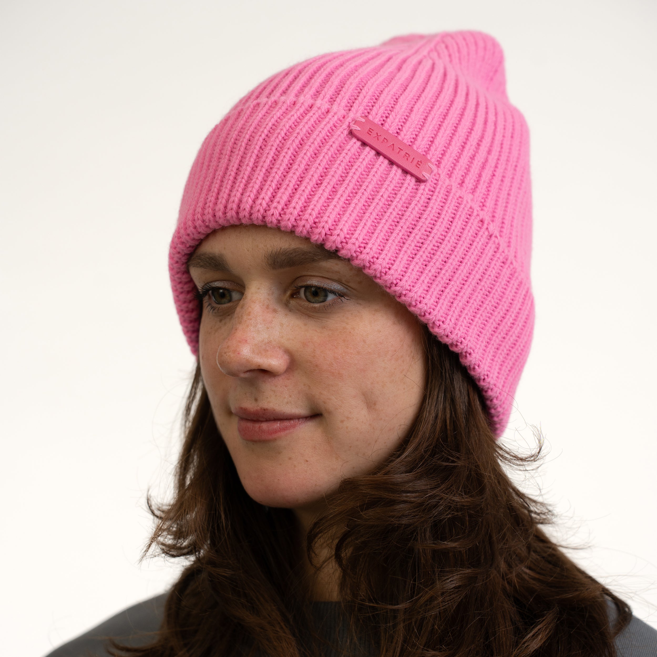 Damen tragen rosa Expatrié Mütze Luna aus Rippstrick mit Logo-Etikett