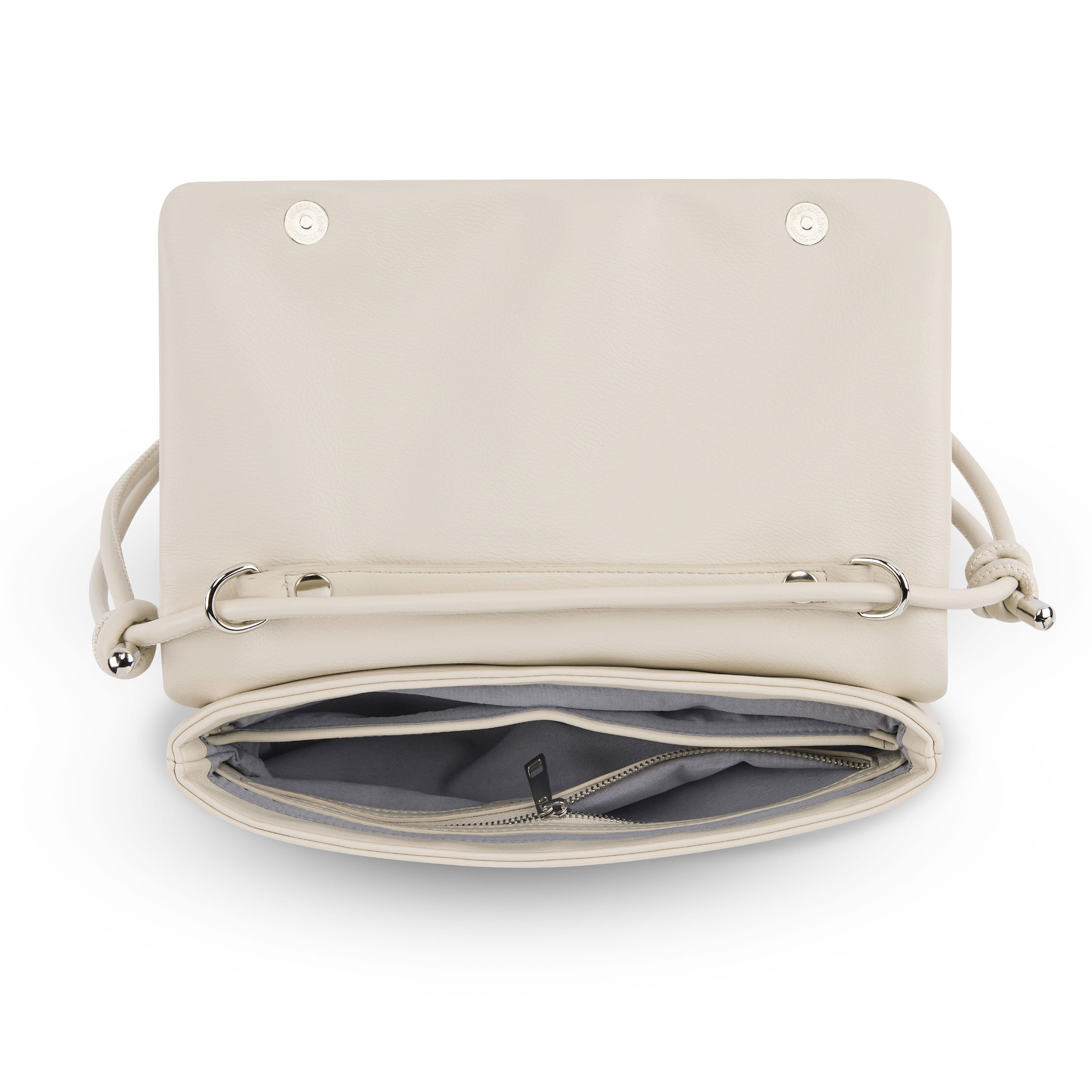 Clutch Juliette aus cremeweißem Leder mit geöffnetem Magnetverschluss und Innentasche mit Reißverschluss