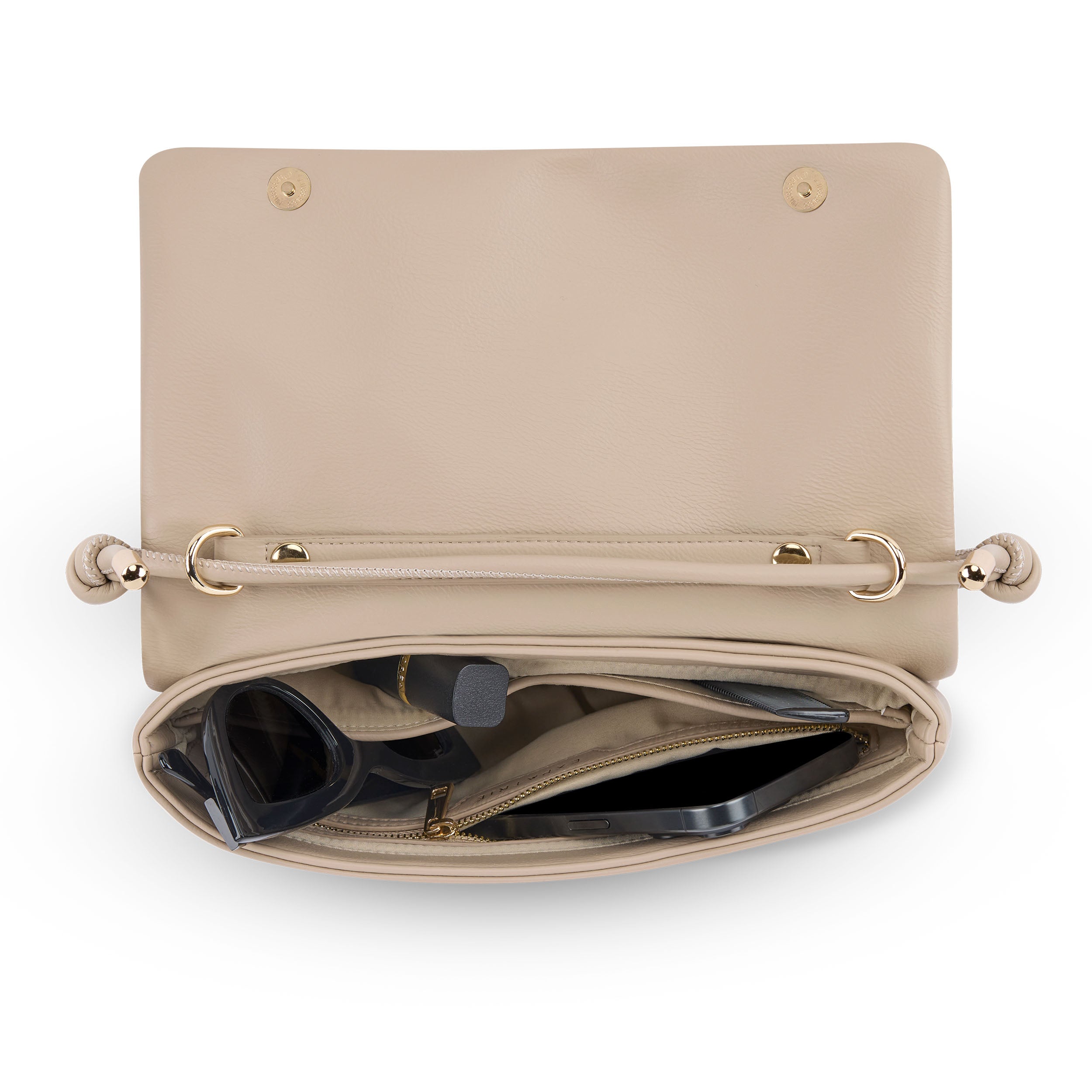 Beige Clutch Juliette geöffnet mit Sonnenbrille, Lippenstift und Smartphone innen