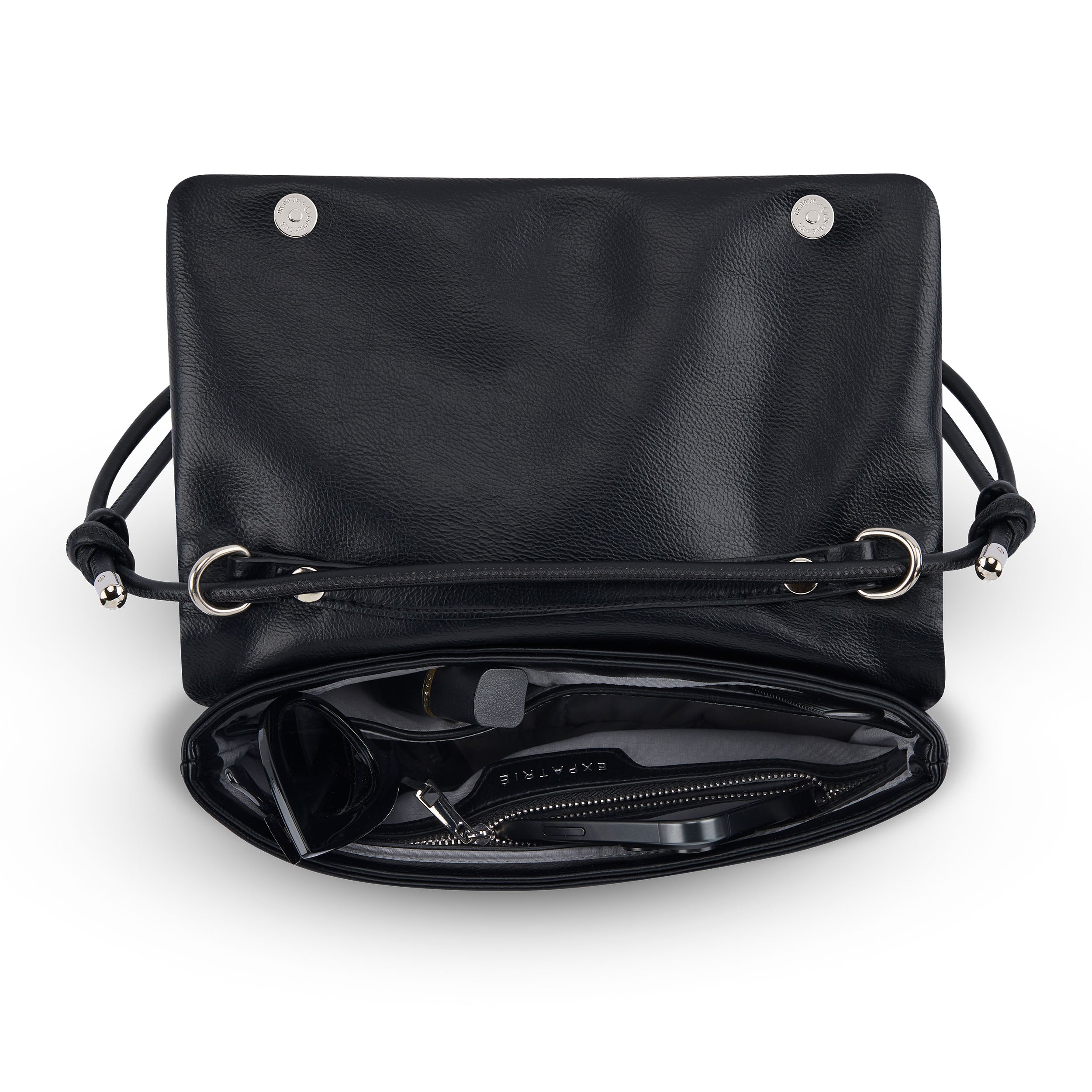 Geöffnete schwarze Clutch Juliette aus Leder mit silbernen Verschlüssen und Reißverschlussfach