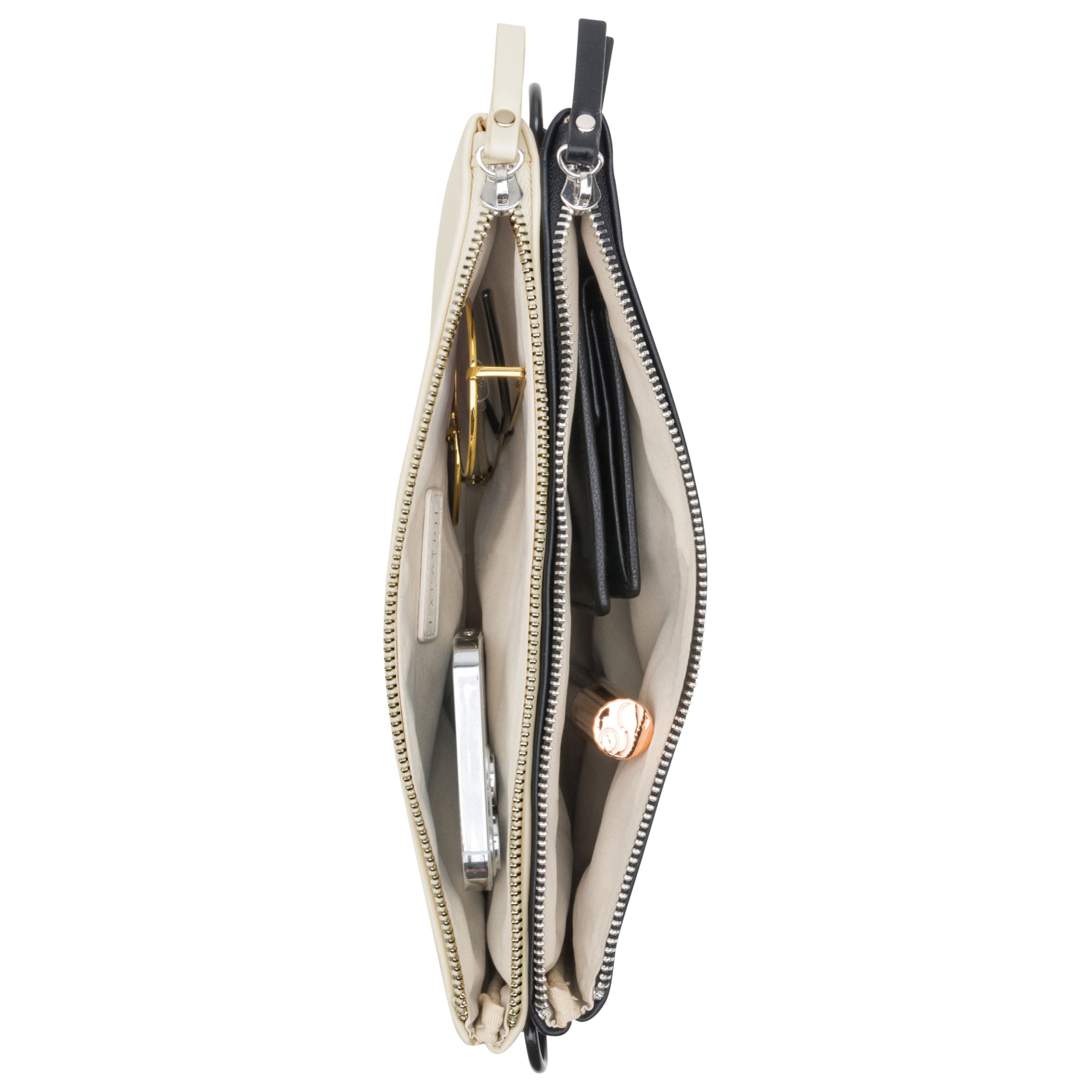 Clutch Emilie in Beige und Schwarz, geöffnet und mit Gegenständen gefüllt