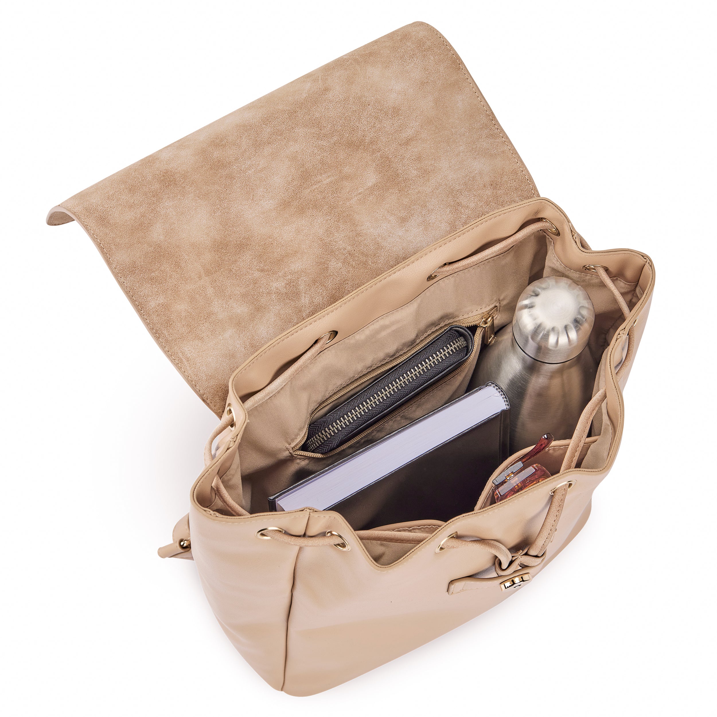 Beiger Kunstleder Rucksack Estelle mit geöffneter Klappe, gefüllt mit Wasserflasche, Notizbuch und Brille