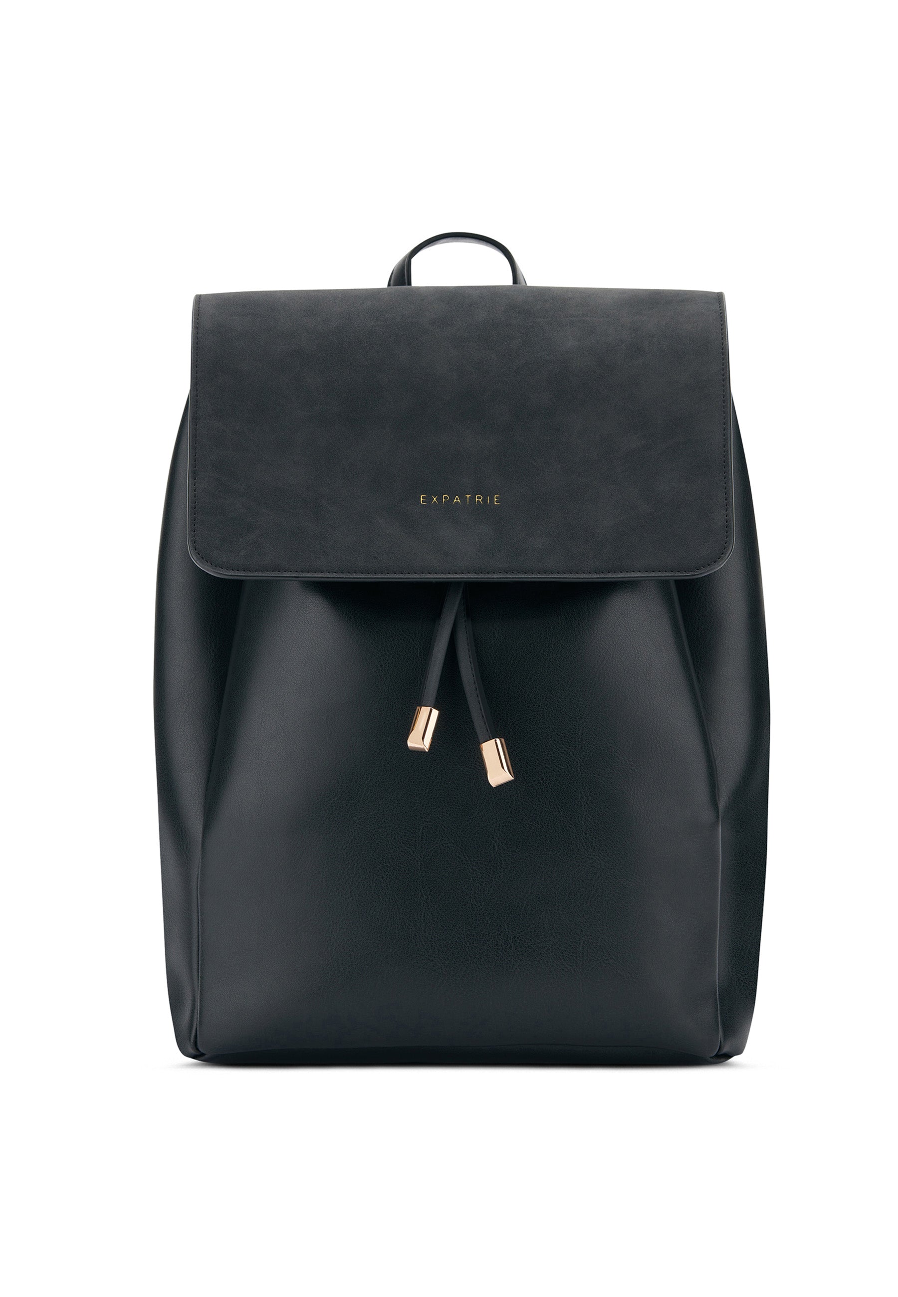 Schwarzer Kunstleder-Rucksack Estelle mit Klappe und Zugband, Vorderseite zeigt das goldene Expatrié-Logo