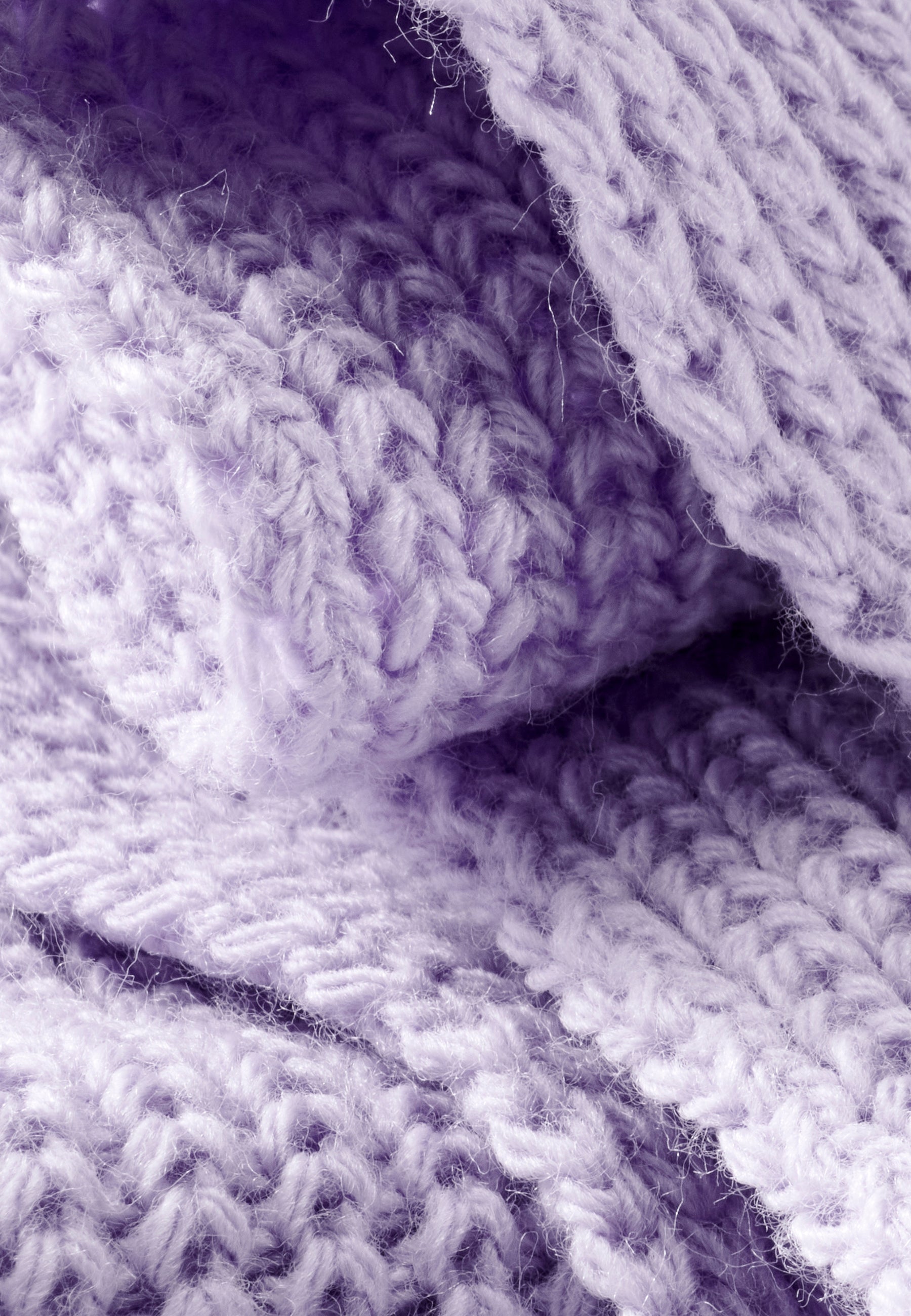 Gestrickter lilafarbener Schal mit grobem Muster aus dickem Garn