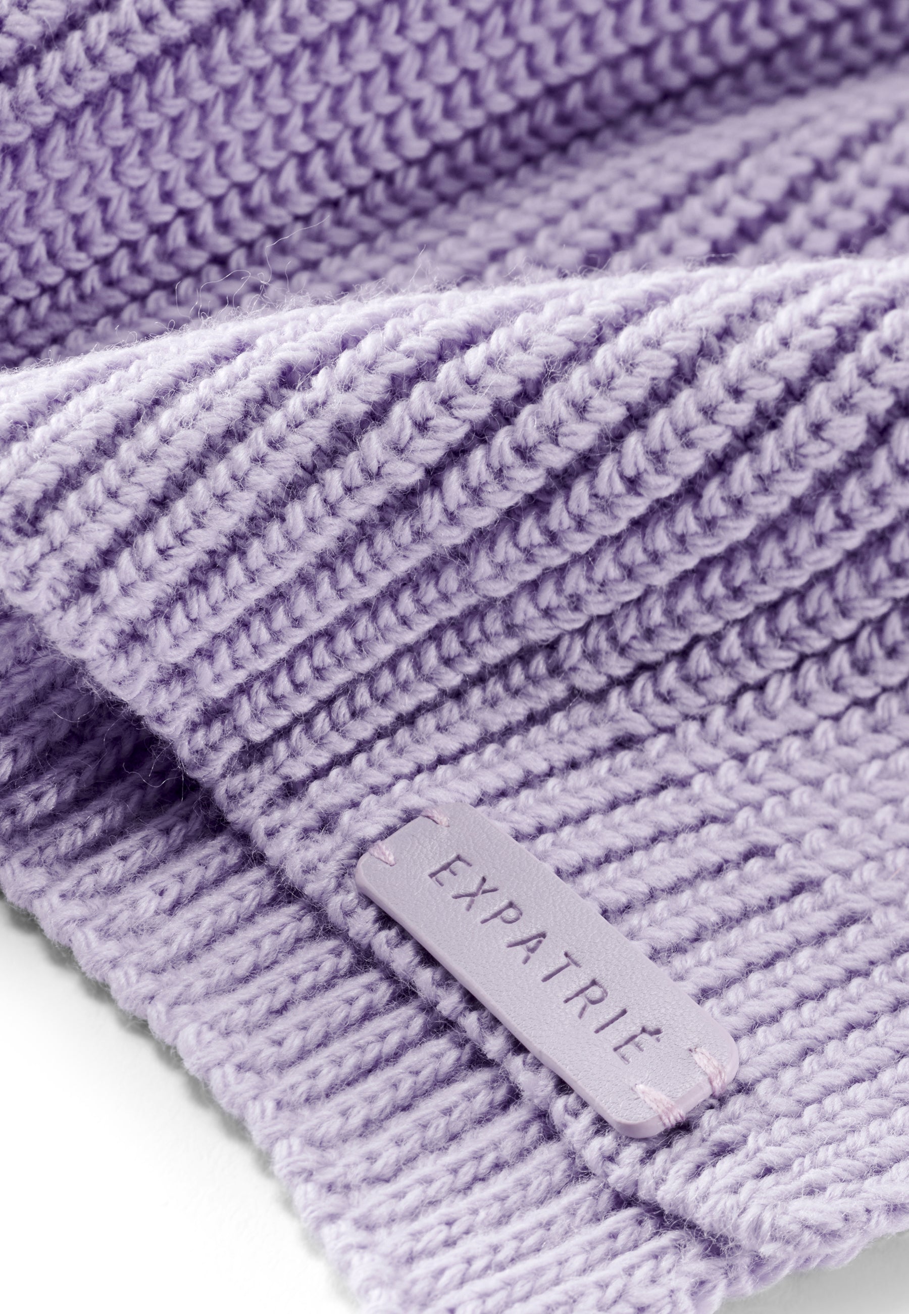 Gestrickter fliederfarbener Schal mit geprägtem "EXPATRIÉ" Label aus Leder