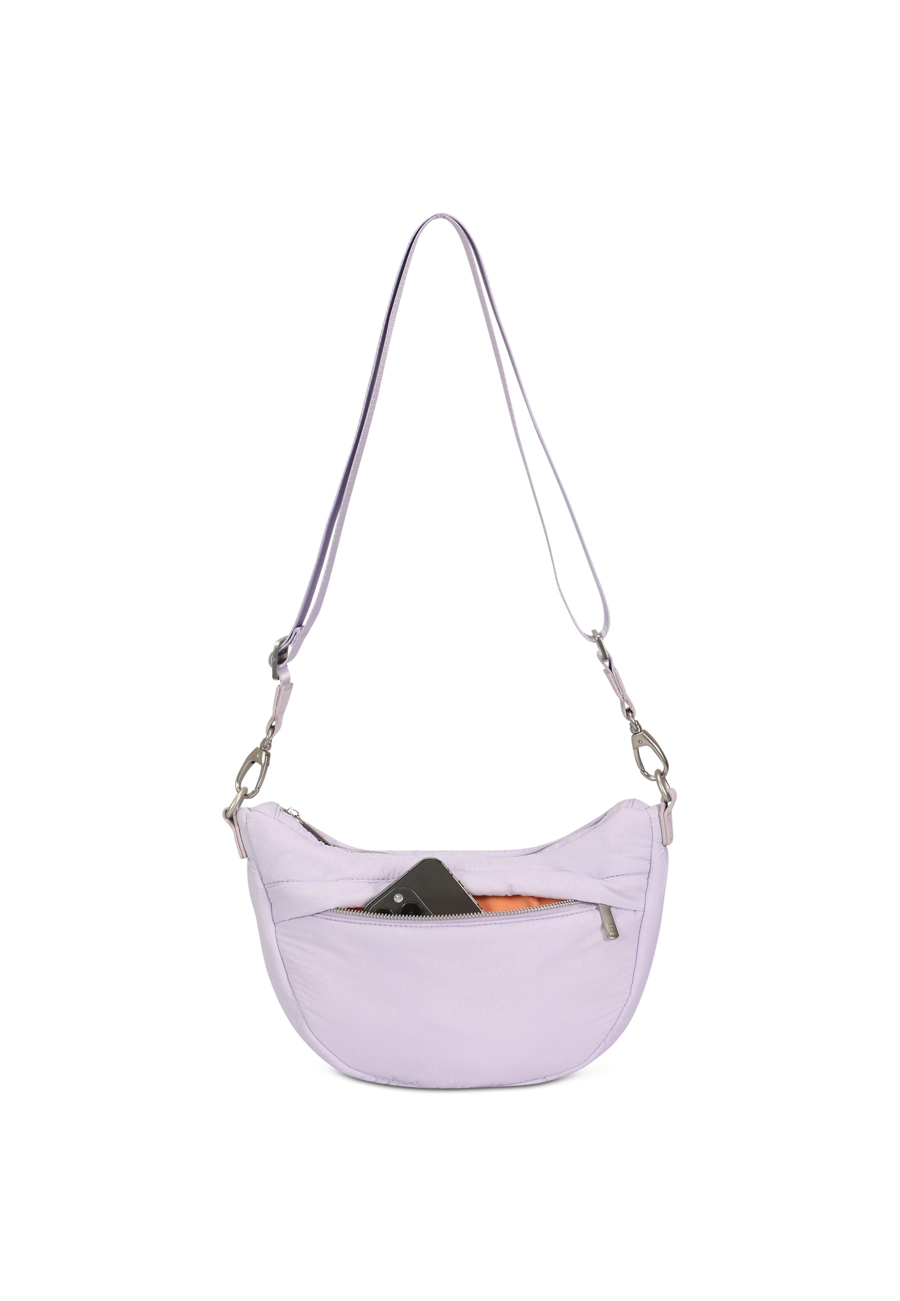 VIVY Half Moon Bag in flieder mit verstellbarem Schulterriemen und frontaler Reißverschlusstasche, darin ein Smartphone