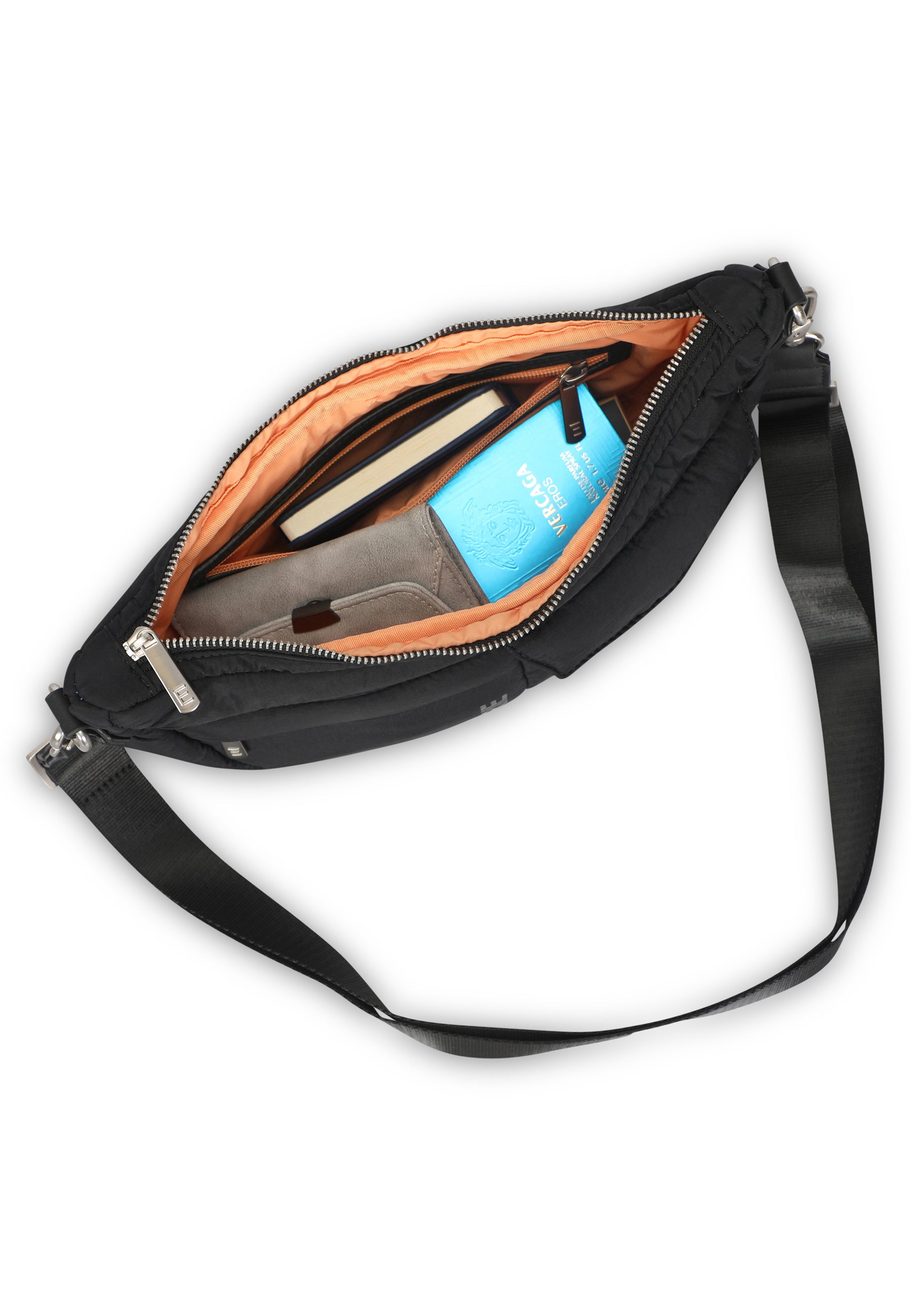 Schwarze VIVY Half Moon Tasche mit Reißverschluss geöffnet, orange Innenfutter, Inhalt: blaues Buch, grauer Geldbeutel, weiteres kleines Buch