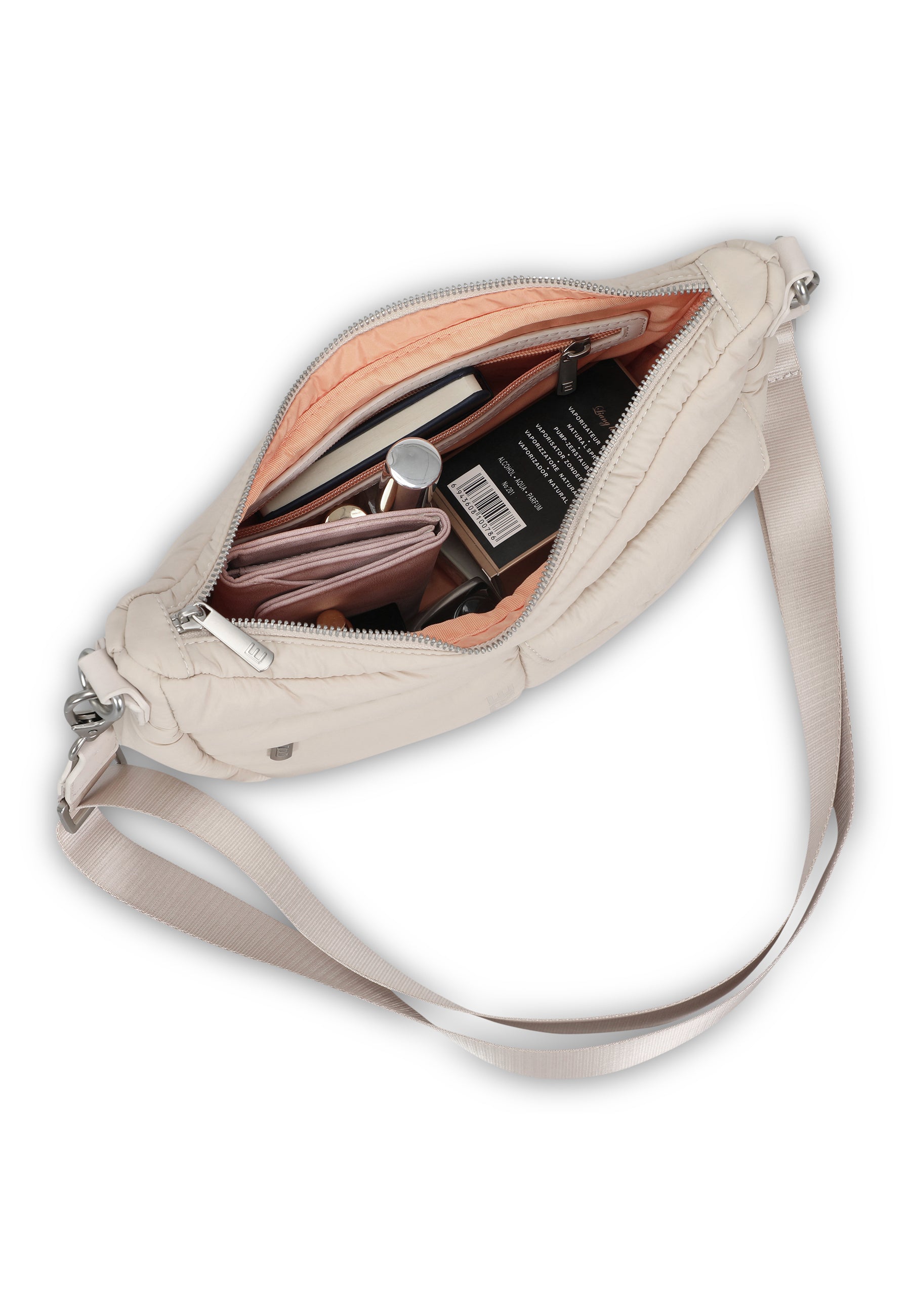 VIVY Half-Moon Bag in modernem Beige geöffnet mit sichtbaren Kosmetikartikeln und Portemonnaie