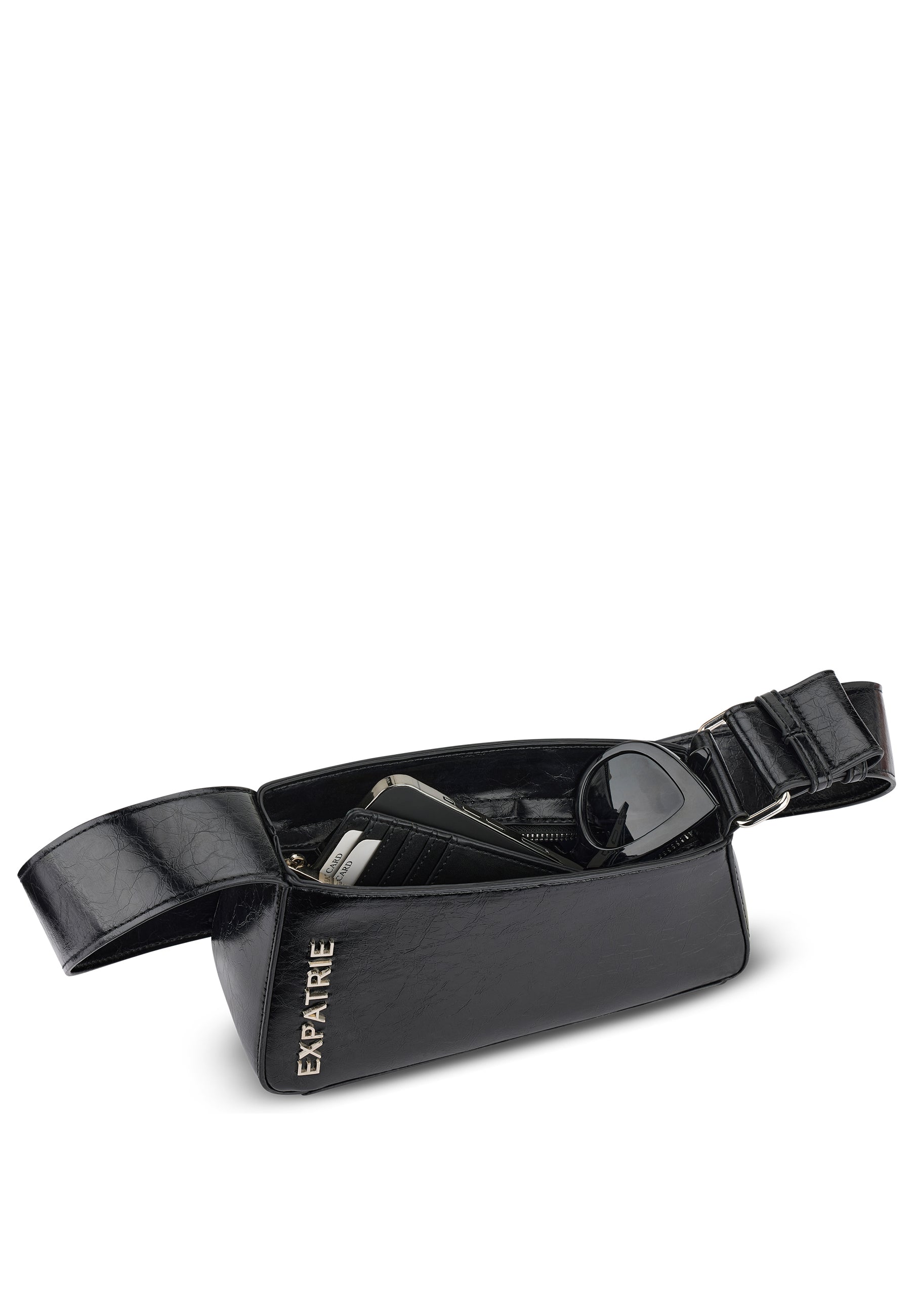 Schwarze GEORGIA Handtasche aus Lederimitat mit geöffnetem Reißverschluss, zeigt Innenraum mit Sonnenbrille, Smartphone und Kartenetui