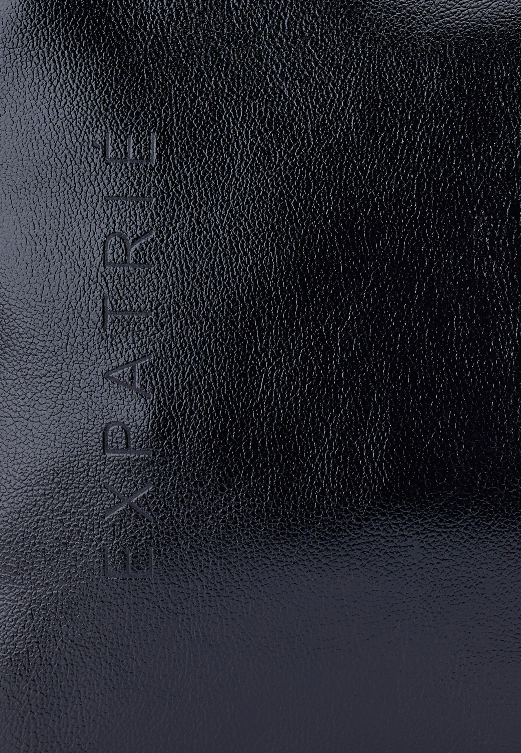 Schwarze Schultertasche aus strukturiertem Material mit geprägtem 'EXPATRIE' Schriftzug