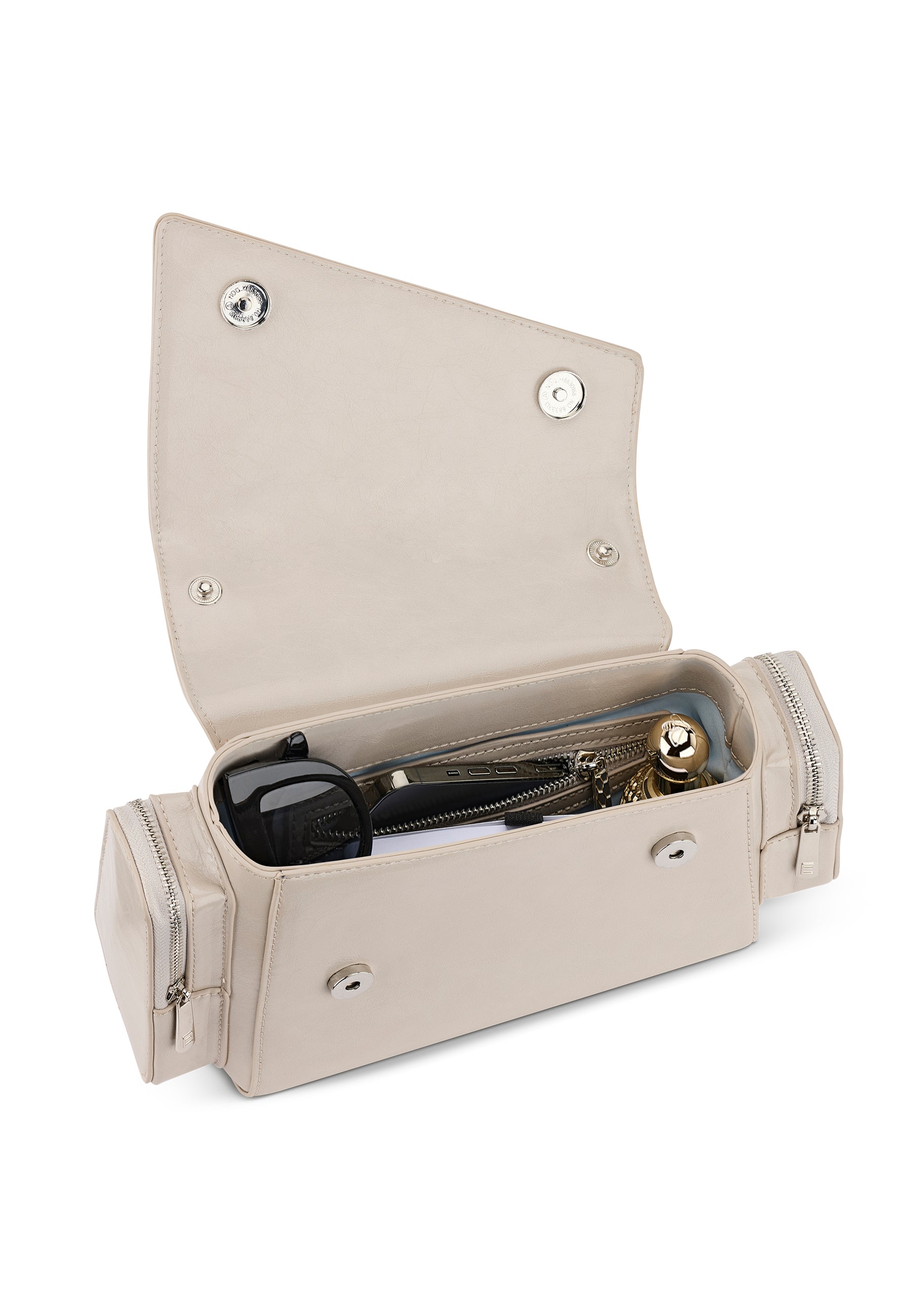 Beige HUNTER Handtasche mit aufgeklapptem Deckel und sichtbarem Inhalt wie Sonnenbrille, Schlüssel, Lippenstift