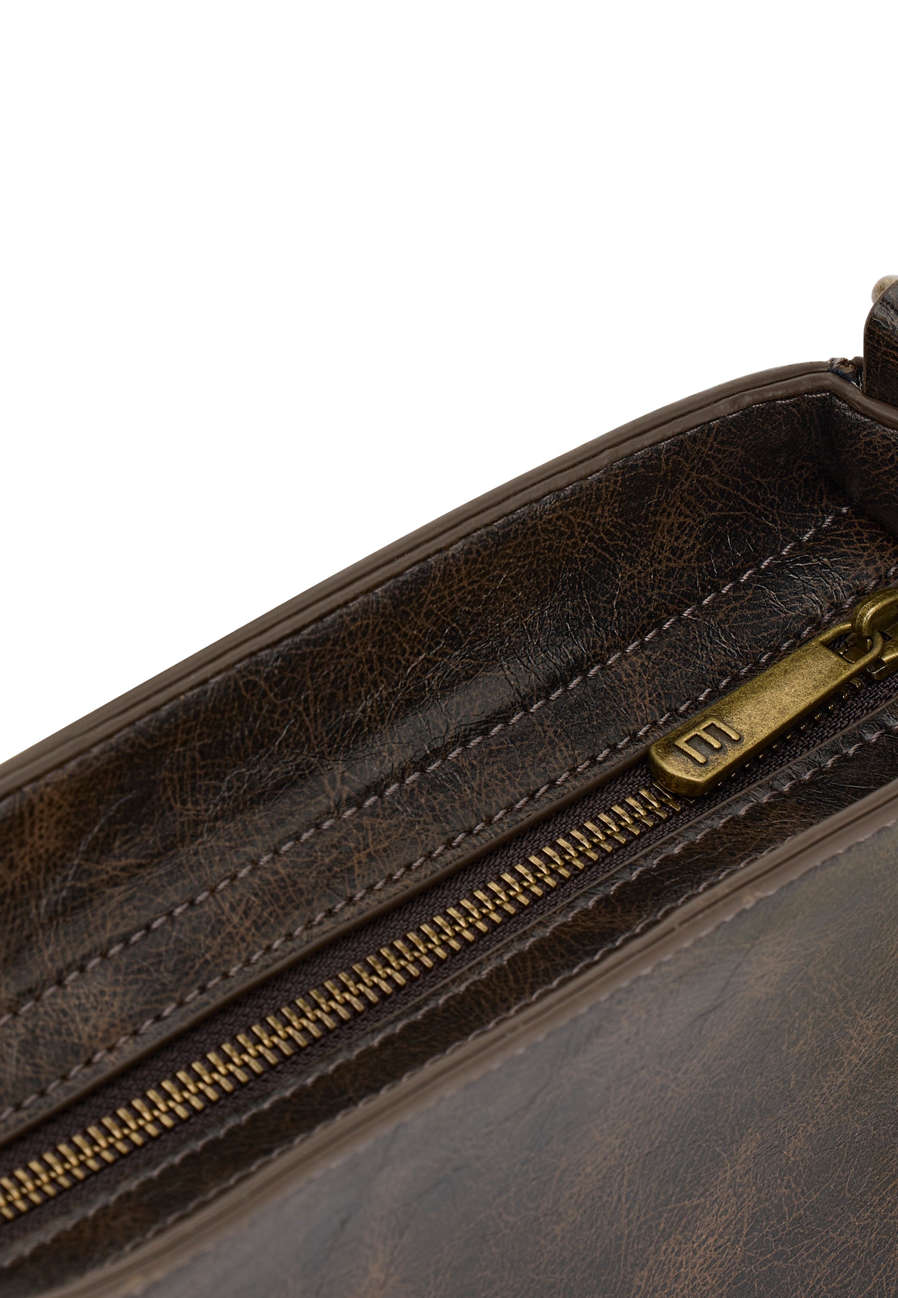 Nahaufnahme des braunen, retro GEORGIA Handtaschenreißverschlusses mit Metallanhänger