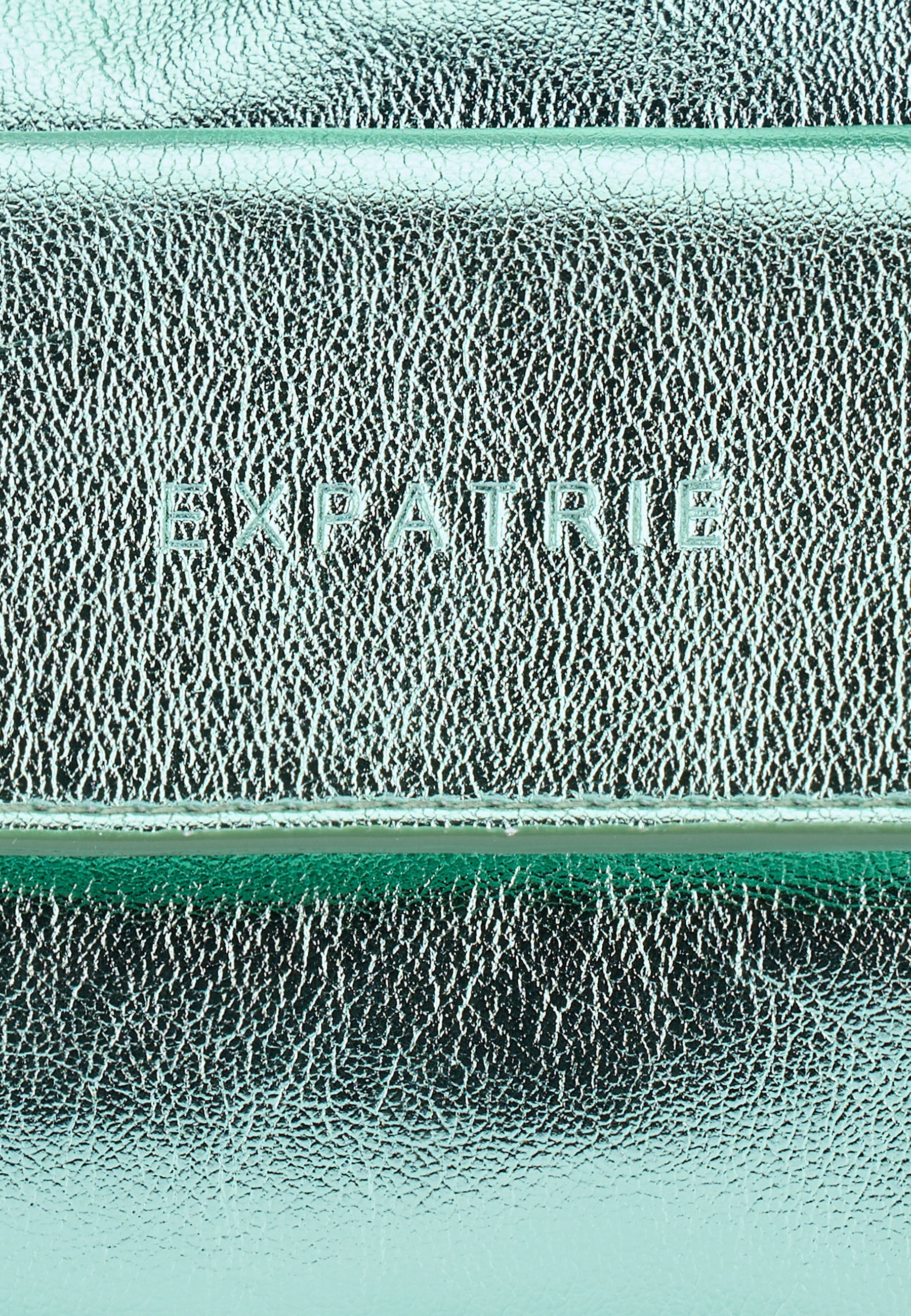 Grüne metallic Handtasche mit geprägtem 'EXPATRIE' Logo