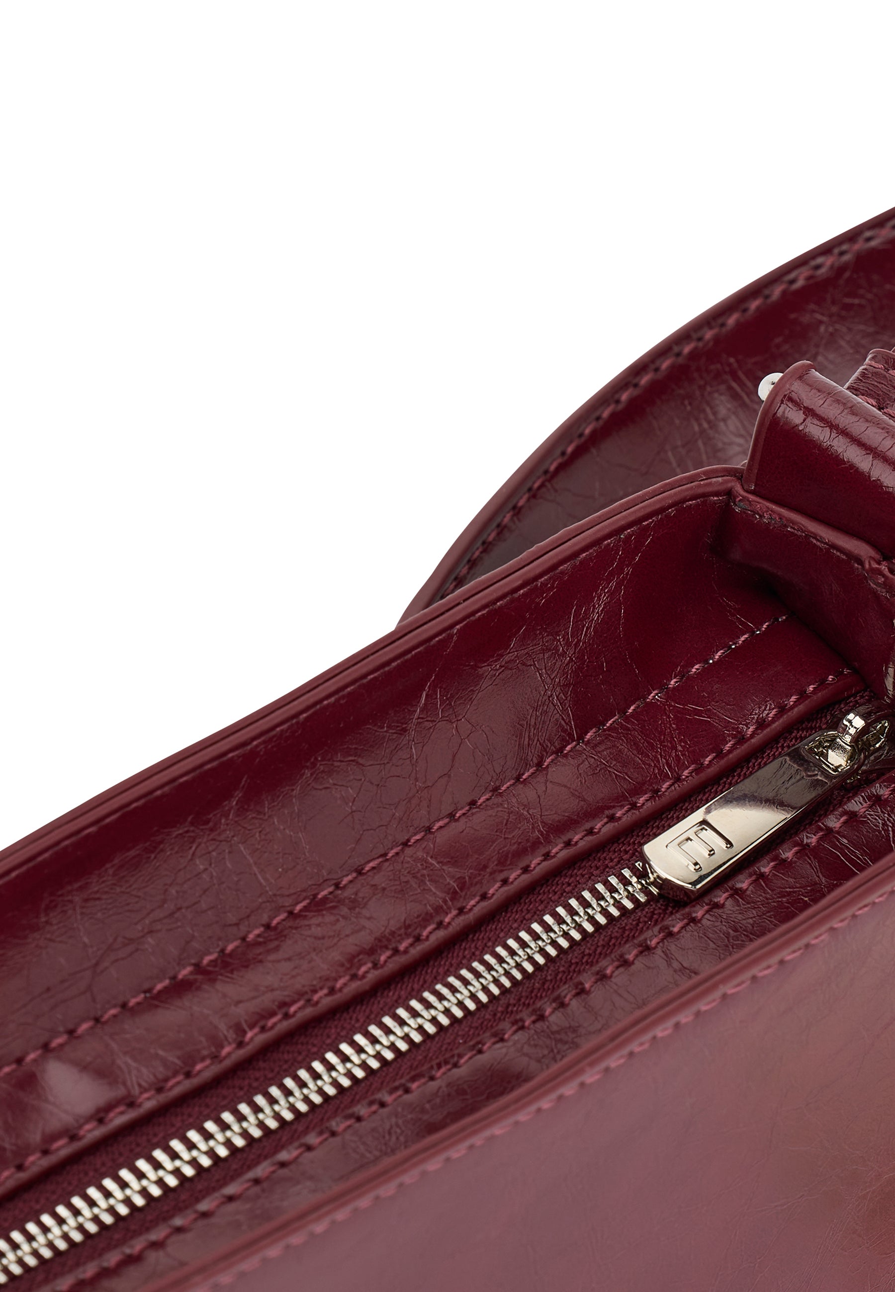 Detaillierte Ansicht des roten Reißverschlusses an der kleinen Georgia Handtasche