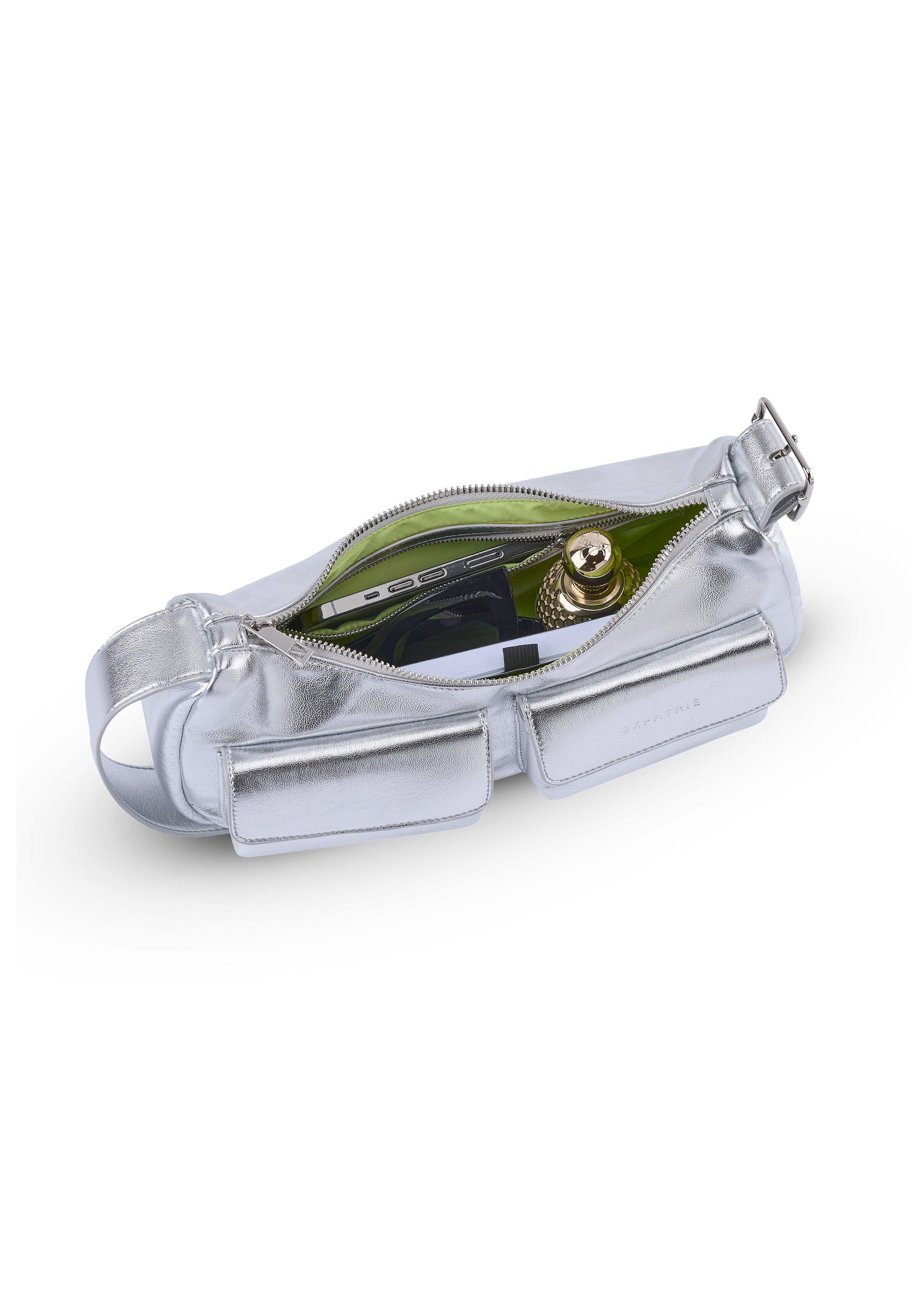 Silberne ELECTRA Handtasche aus metallic Material mit geöffnetem Reißverschluss und sichtbaren Inhalten