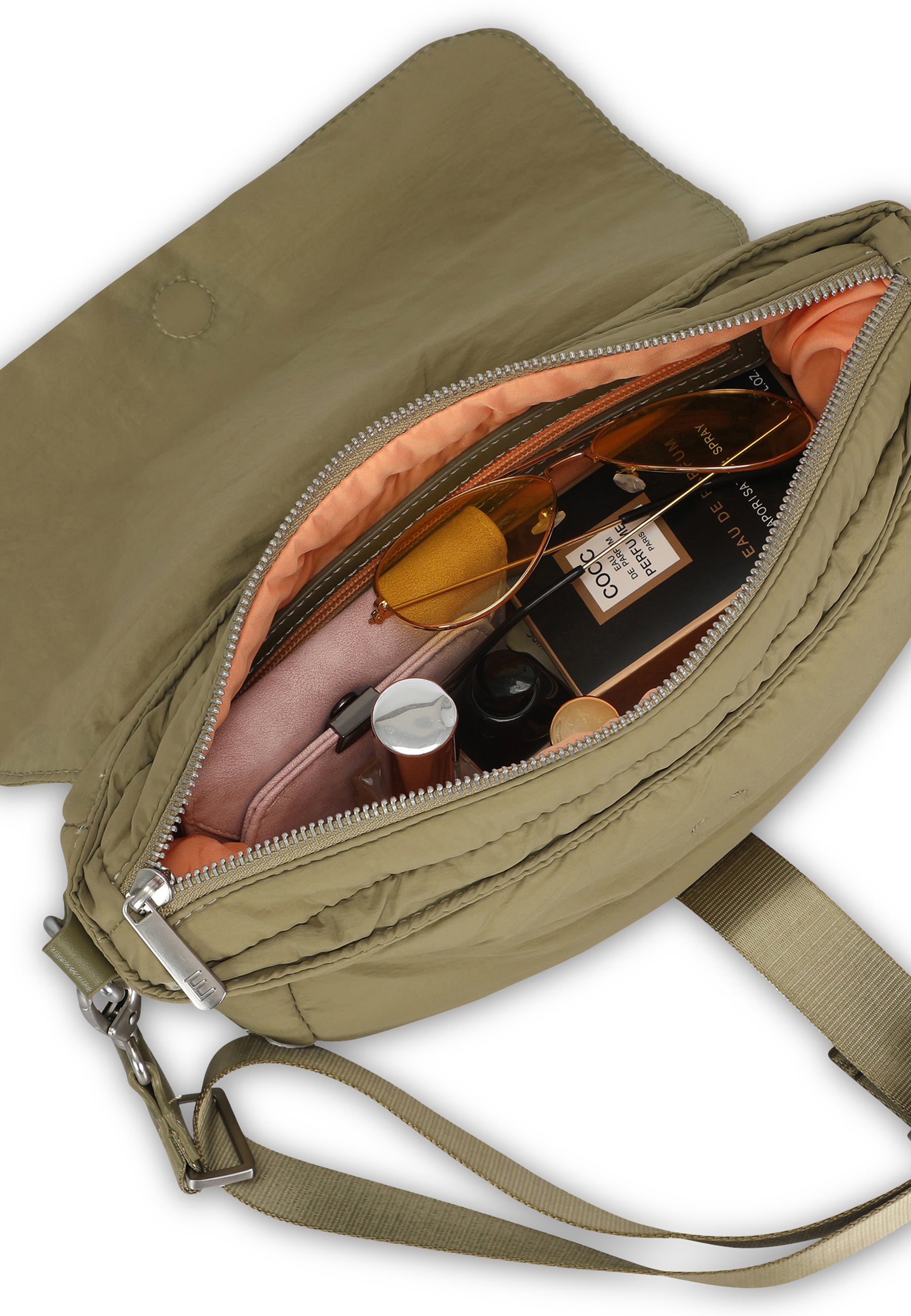 Olivefarbene BOBBY Handtasche für Damen mit Reißverschluss geöffnet, zeigt Sonnenbrille, Kosmetiktasche und Parfüm