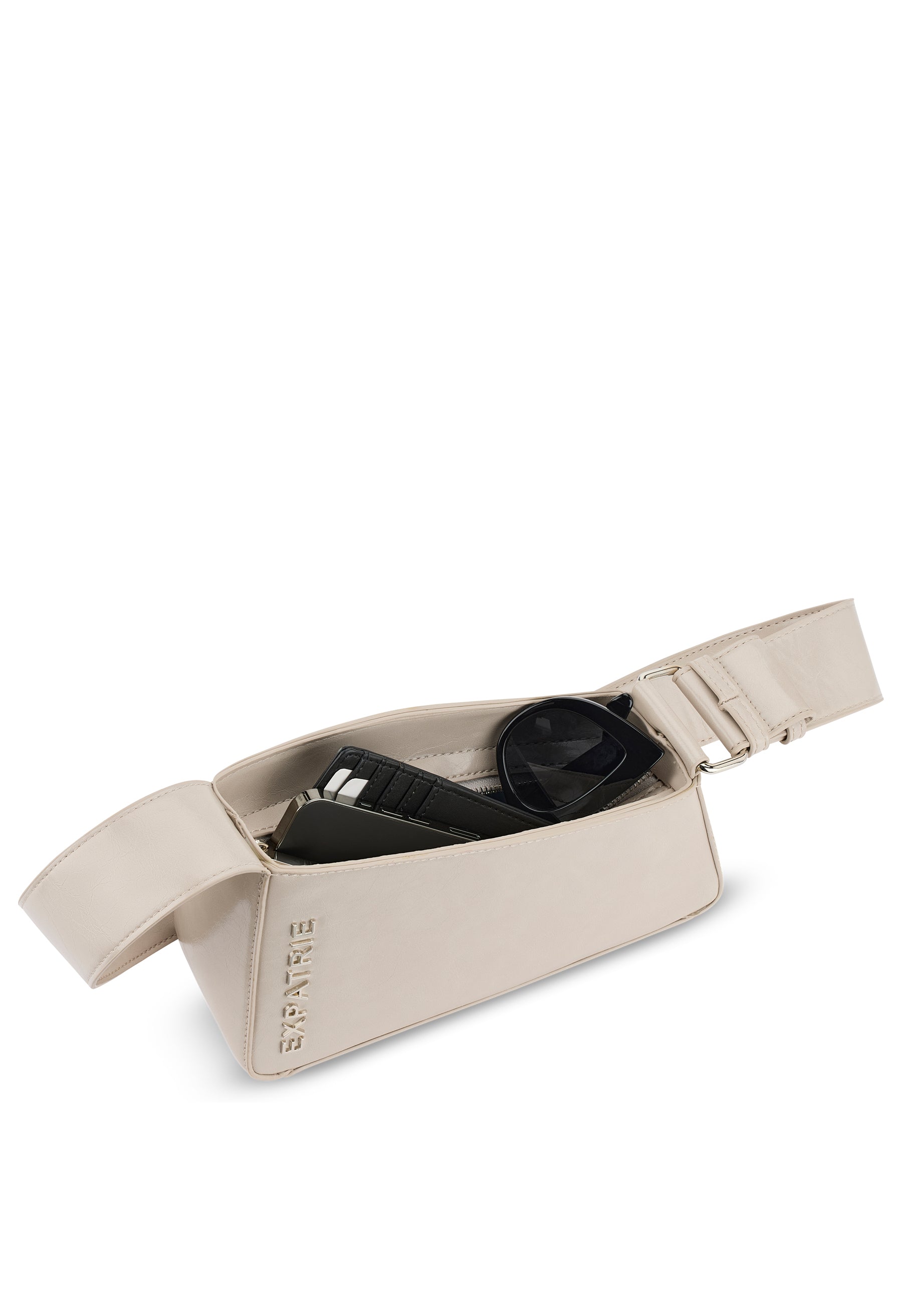 Beige Handtasche 'Georgia' von Expatrié mit geöffnetem Hauptfach, befüllt mit schwarzen Sonnenbrillen und Kartenetui