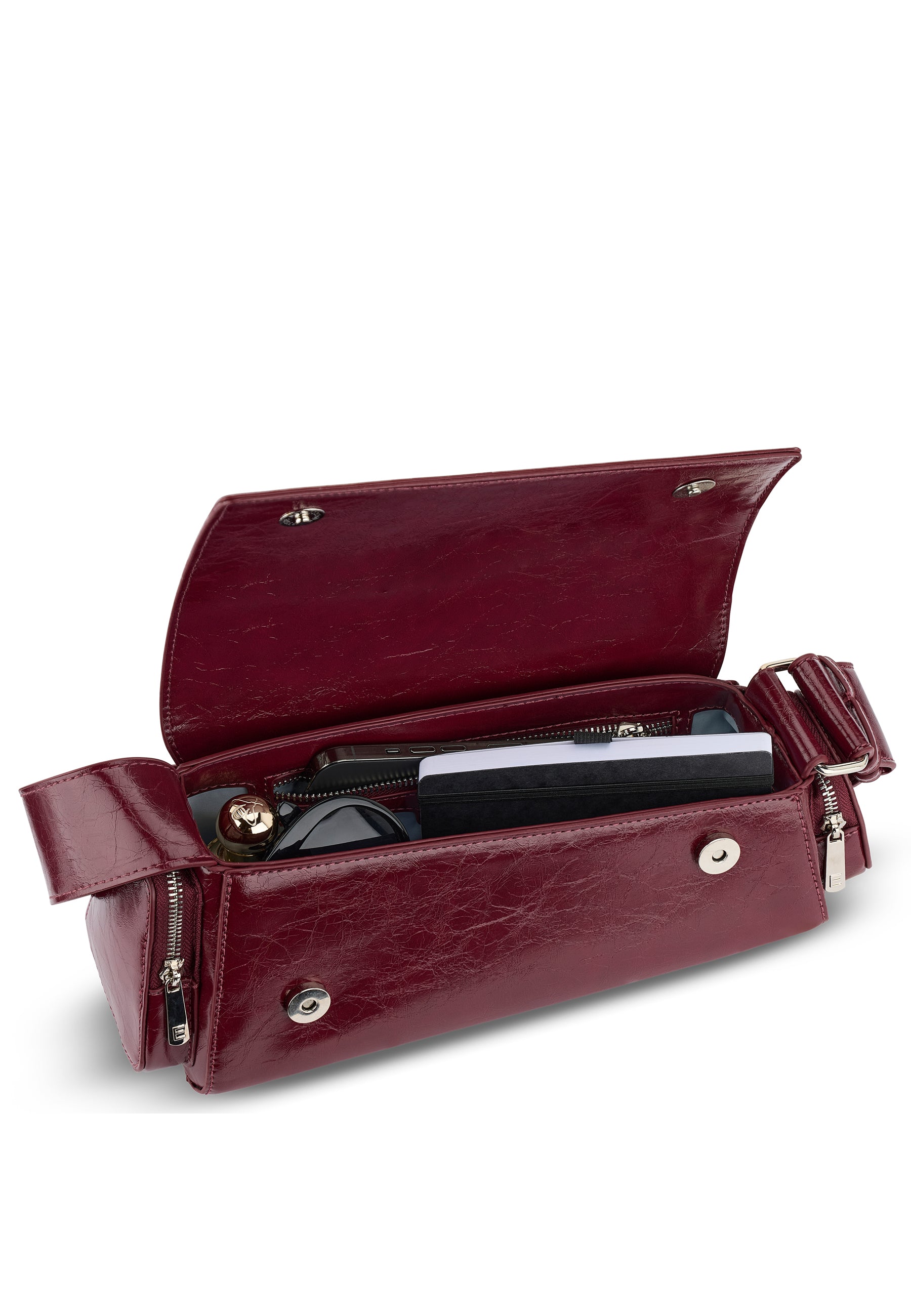 Dunkelrote GRACE Handtasche aus glattem Leder mit offenem Deckel und sichtbarem Inhalt wie Portemonnaie und Lippenstift