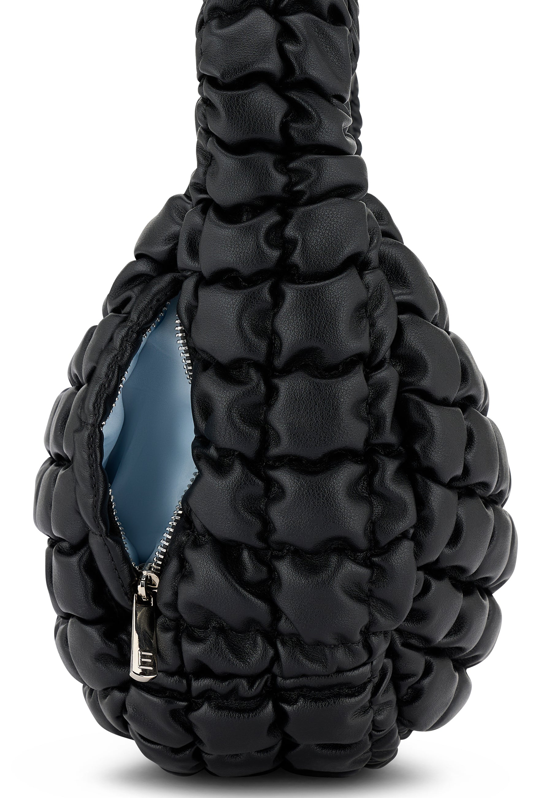 PIPPA LARGE Handtasche aus schwarzem, gepolstertem Material mit silbernem Reißverschluss und hellblauem Innenfutter
