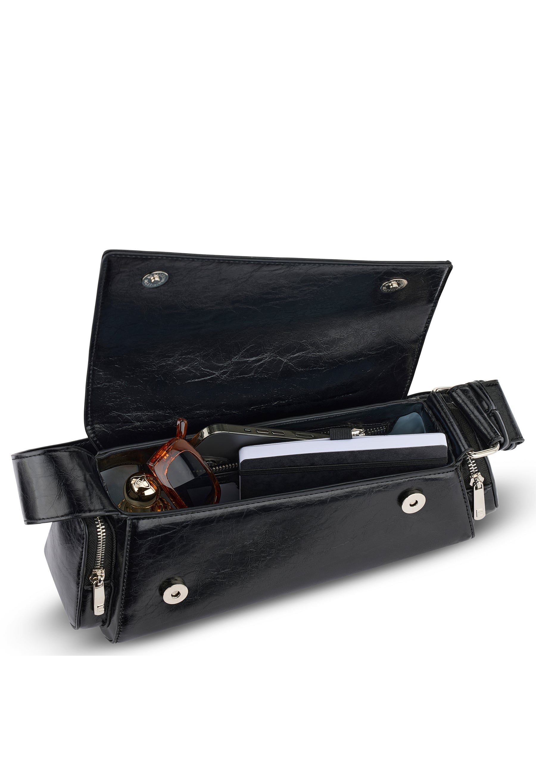 Offene schwarze GRACE Handtasche mit mehreren Fächern, zeigt Sonnenbrille, Parfümflakon und Kartenetui innen