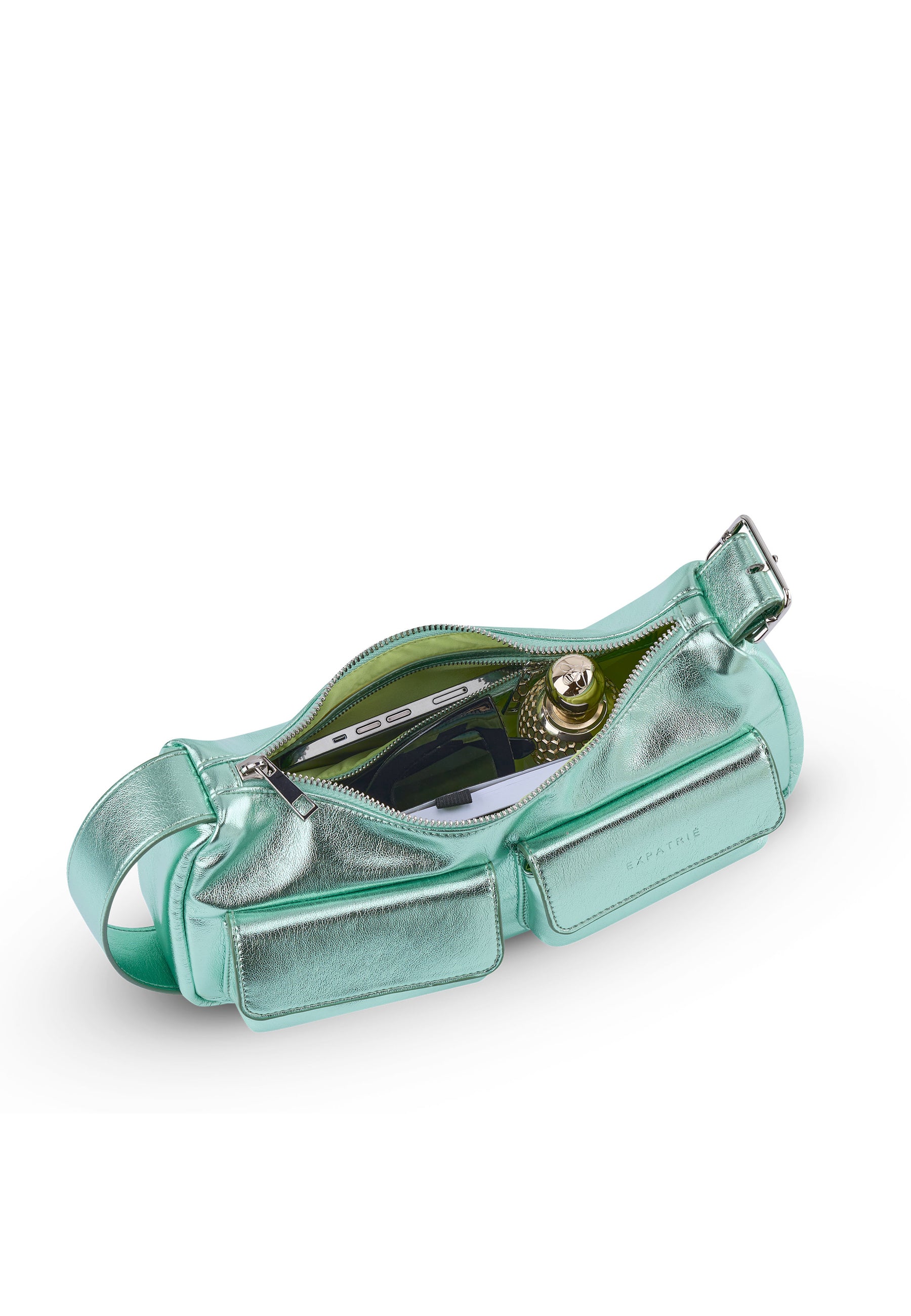 Metallisch grüne ELECTRA Handtasche geöffnet mit Blick auf Inhalt und zwei Außentaschen