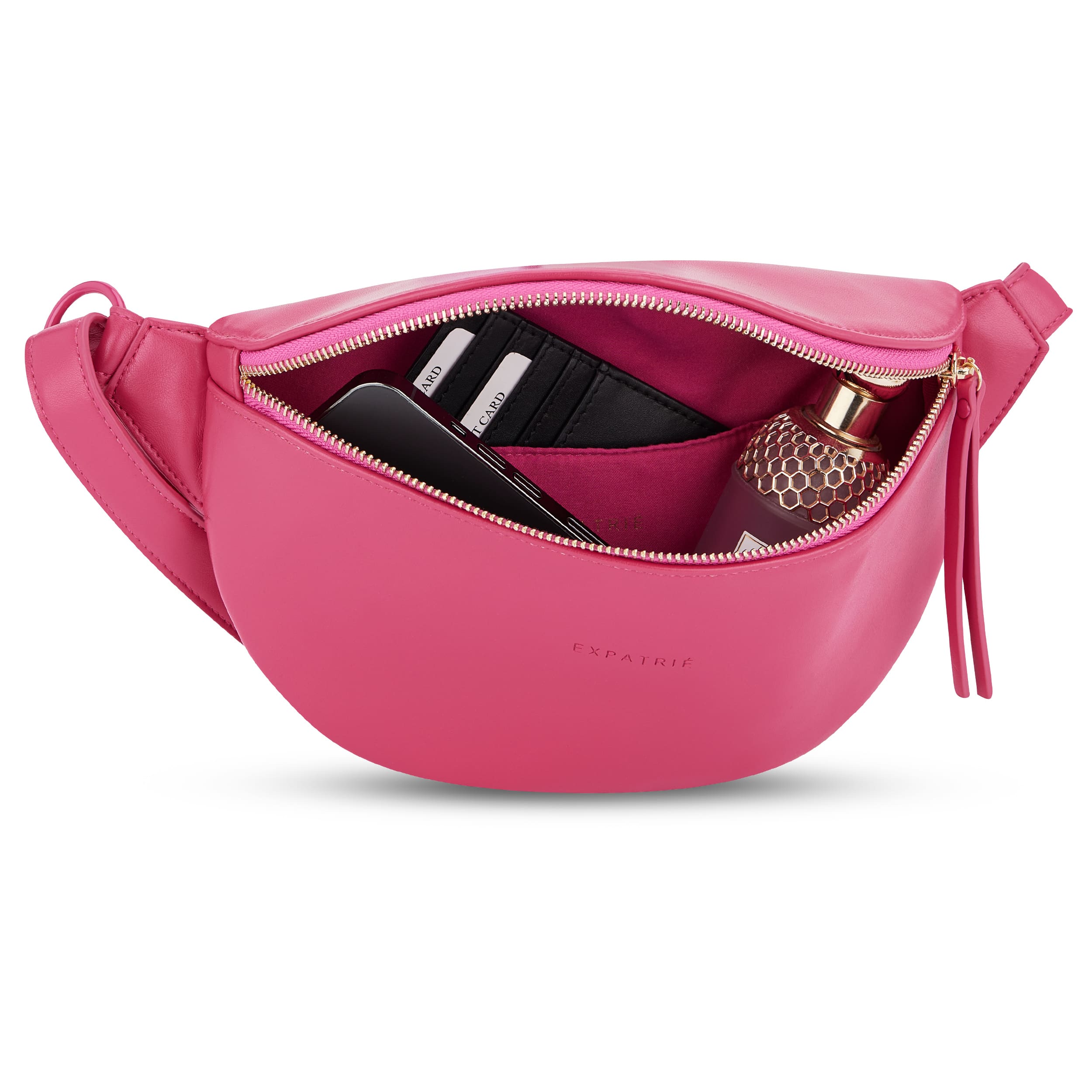 Pinkfarbene Bauchtasche Alice Small mit Reißverschluss, offen mit sichtbar eingestecktem Handy, Kartenetui und Flasche