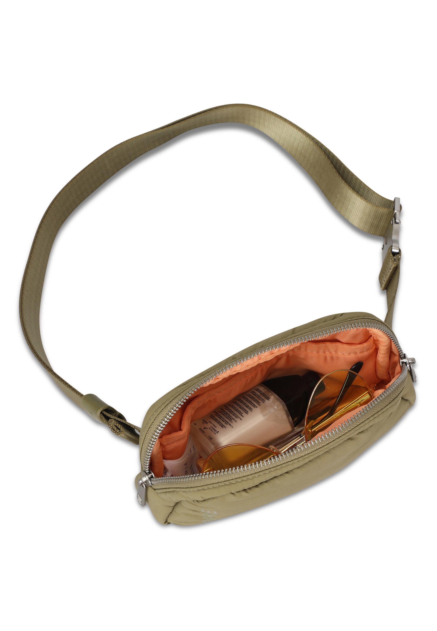 Olivefarbene MILLY Bauchtasche für Damen mit oranger Innenausstattung, teilweise gefüllt mit Lippenstift und Sonnenbrille