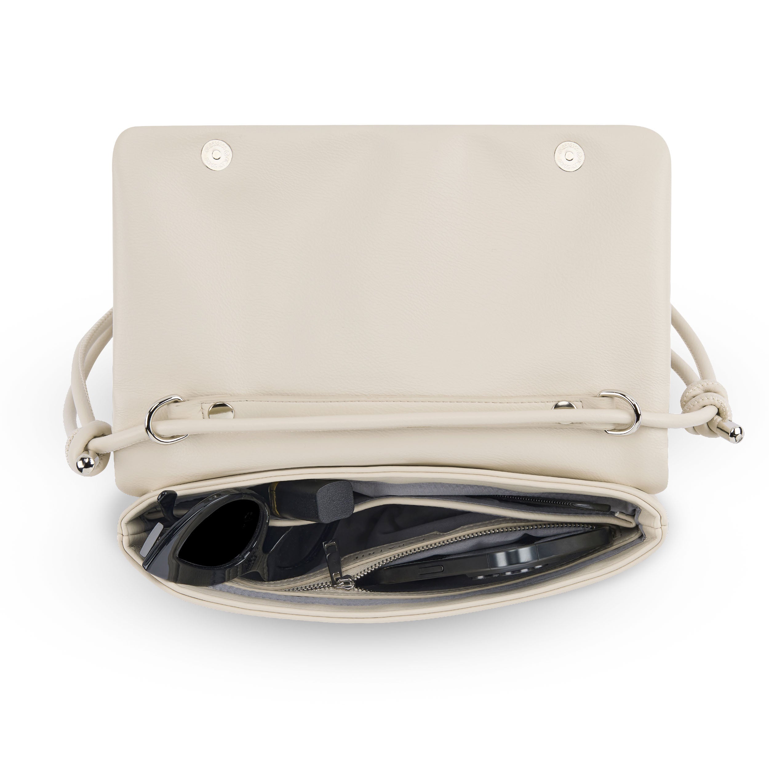 Clutch Juliette aus cremeweißem Leder mit aufklappbarem Deckel, innen mit Reißverschlussfach und Sonnenbrille
