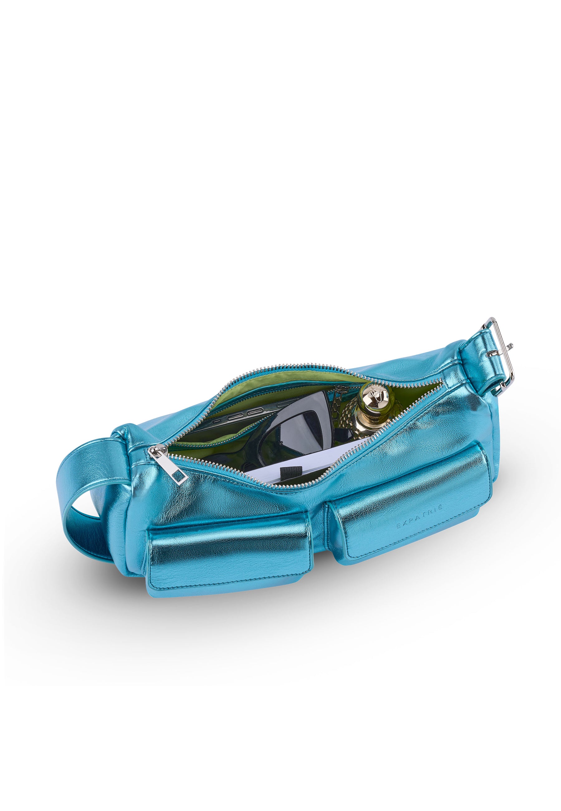Metallic blaue ELECTRA Handtasche mit geöffnetem Reißverschluss und sichtbarem Innenfach mit Sonnenbrille und Parfumflasche