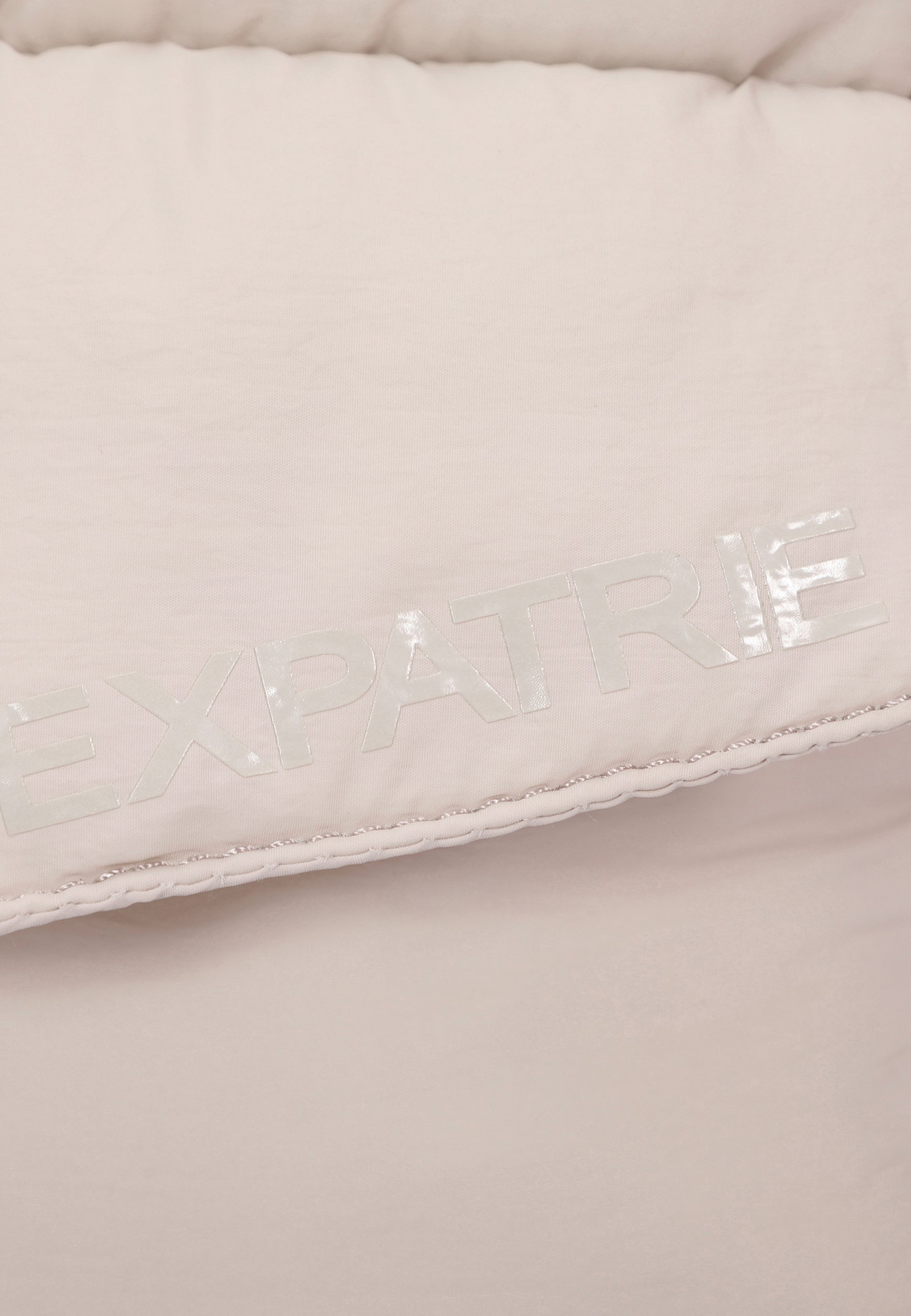Beige Poppy Small Handtasche von Expatrié mit glänzendem Logo