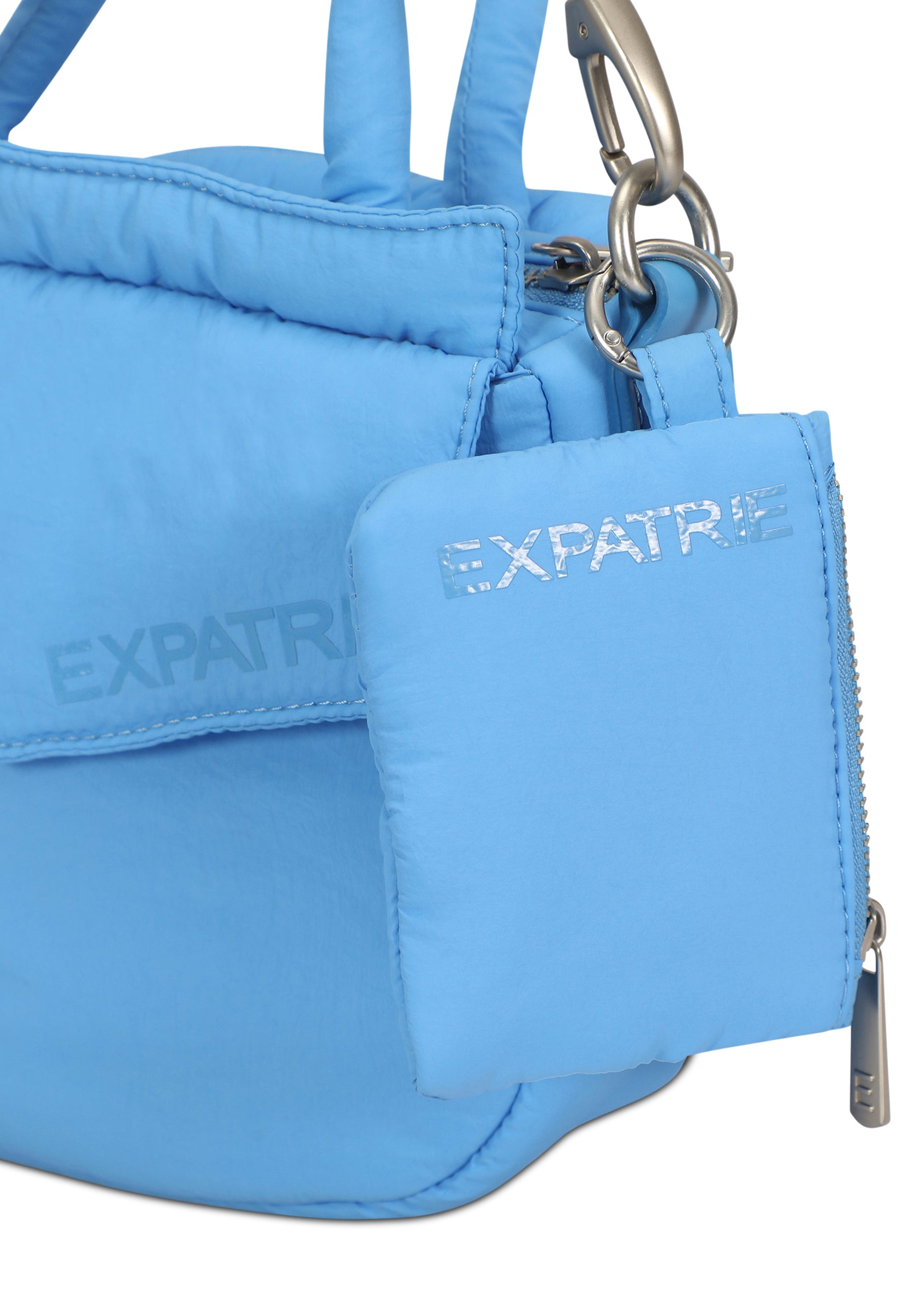 Blaues Mini-Portemonnaie 'Cherry' von Expatrié an blauer Handtasche mit Reißverschluss und Metallkarabiner