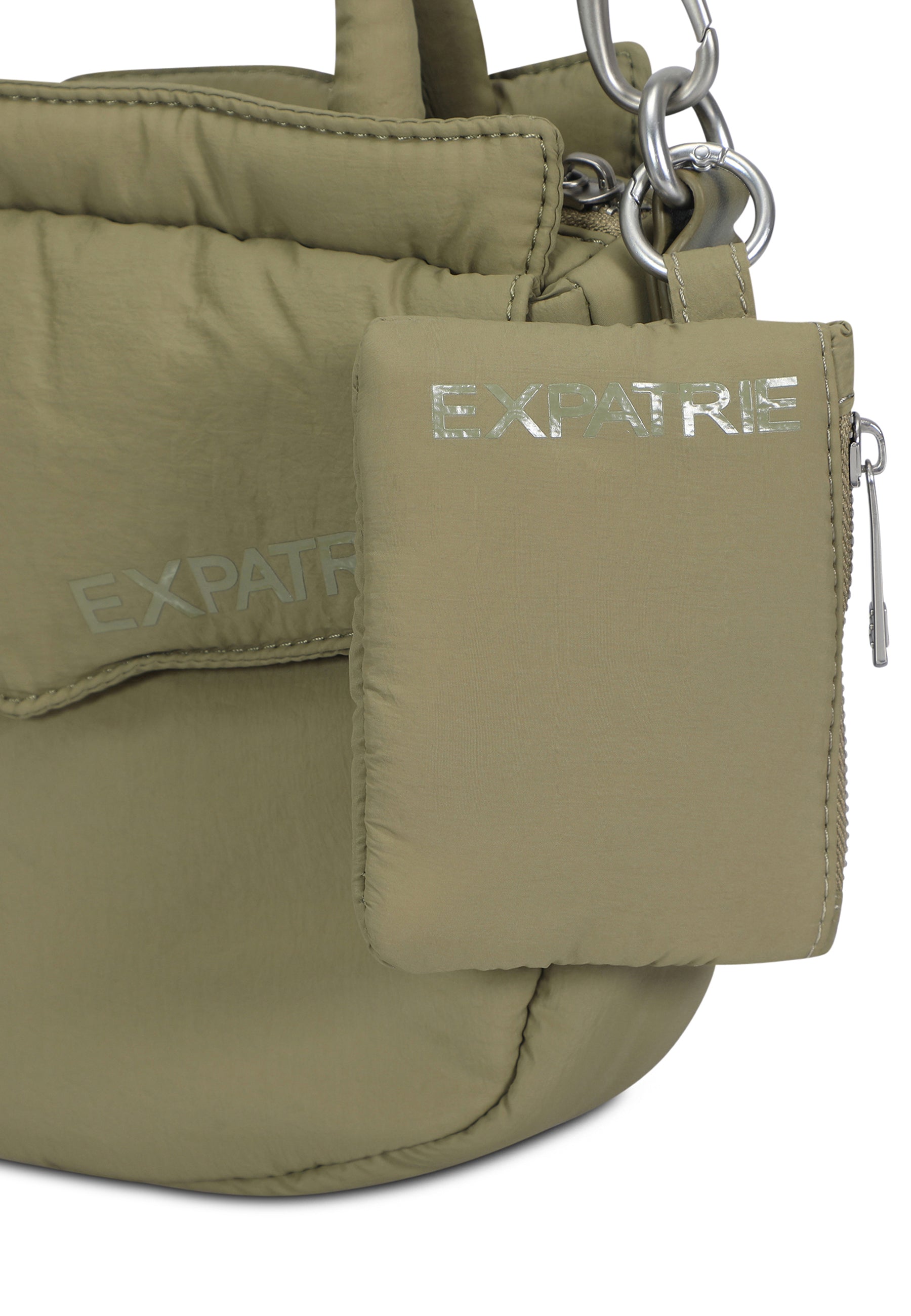 Olivegrüne CHERRY Mini-Pouch mit silberner Expatrié-Prägung und Metallkarabinerhaken
