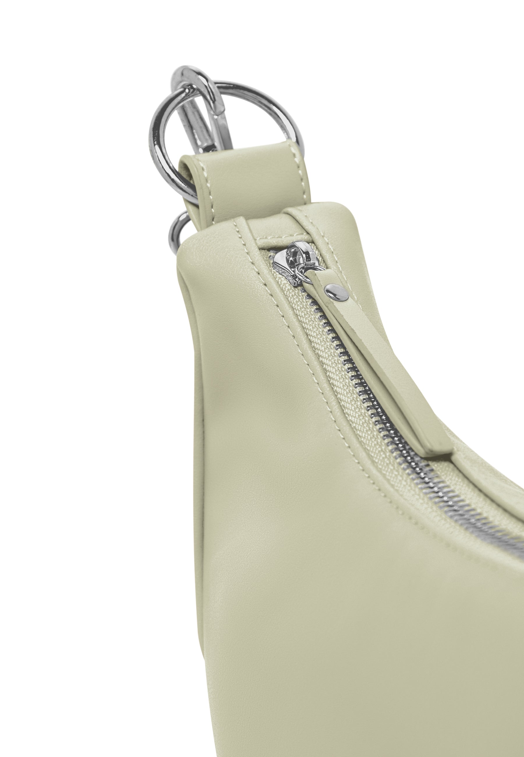 Detailansicht des Reißverschlusses und Metallrings der LEA SMALL Halbmondtasche aus Kunstleder in hellbeige