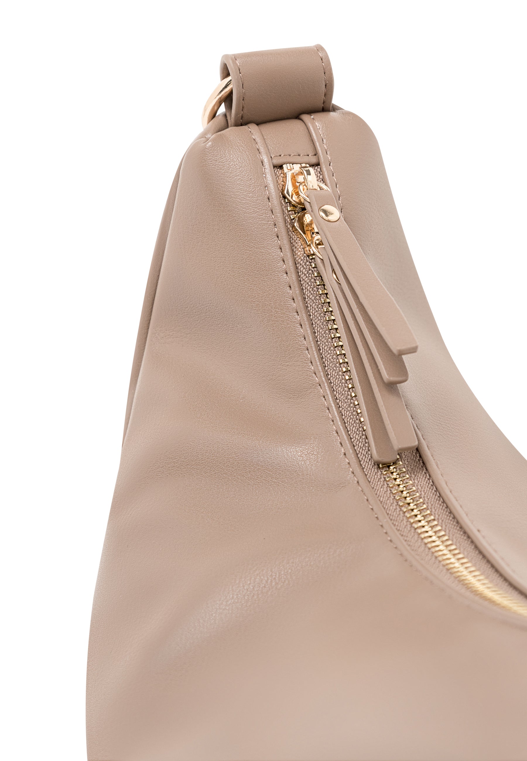 Nahaufnahme eines beigefarbenen LEA MEDIUM - HALF MOON BAGS aus Kunstleder mit goldfarbenem Reißverschluss