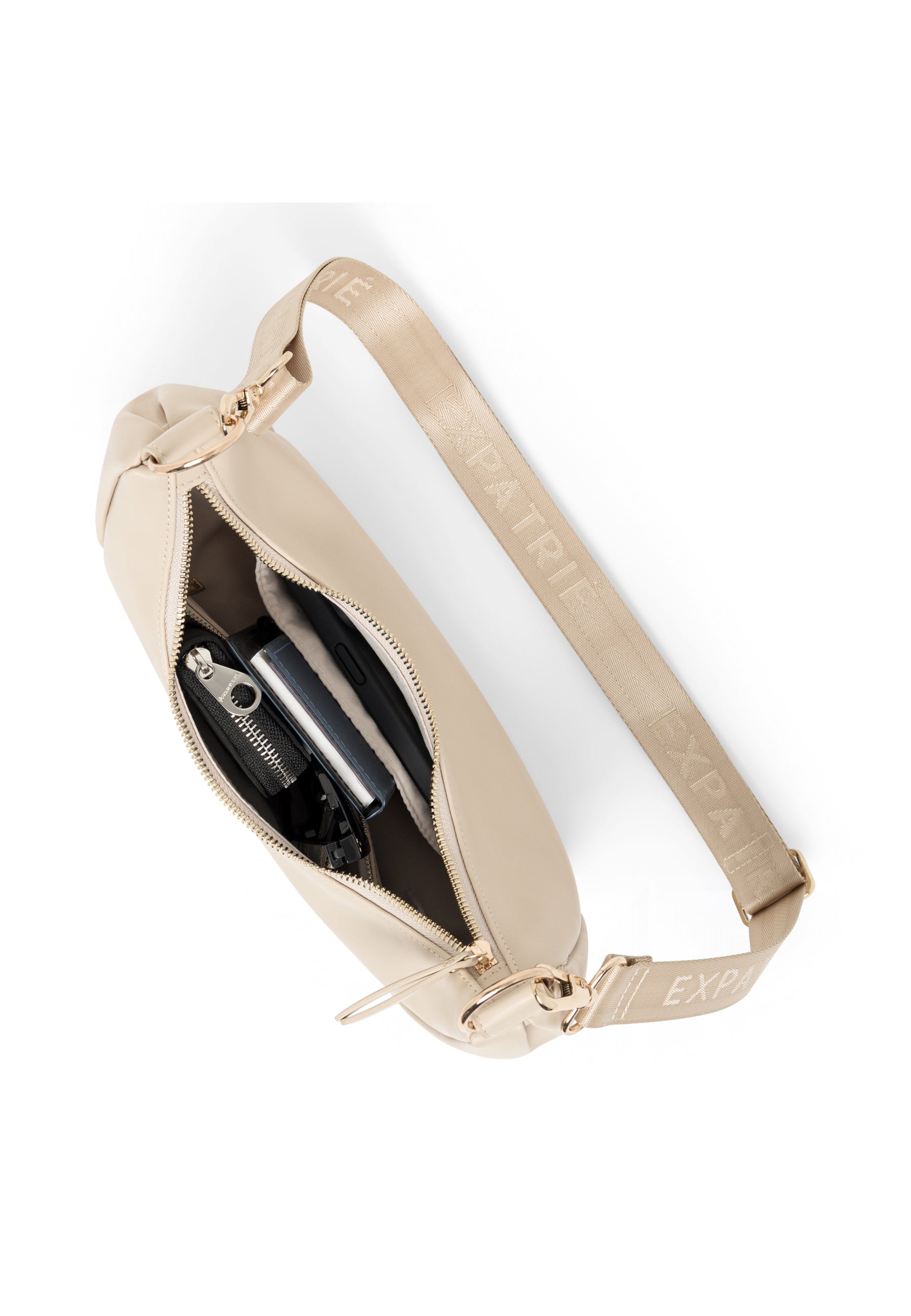 Beige LEA SMALL Halbmond Tasche mit Reißverschluss offen, sichtbarer handgehaltener Geldbörse und Handy