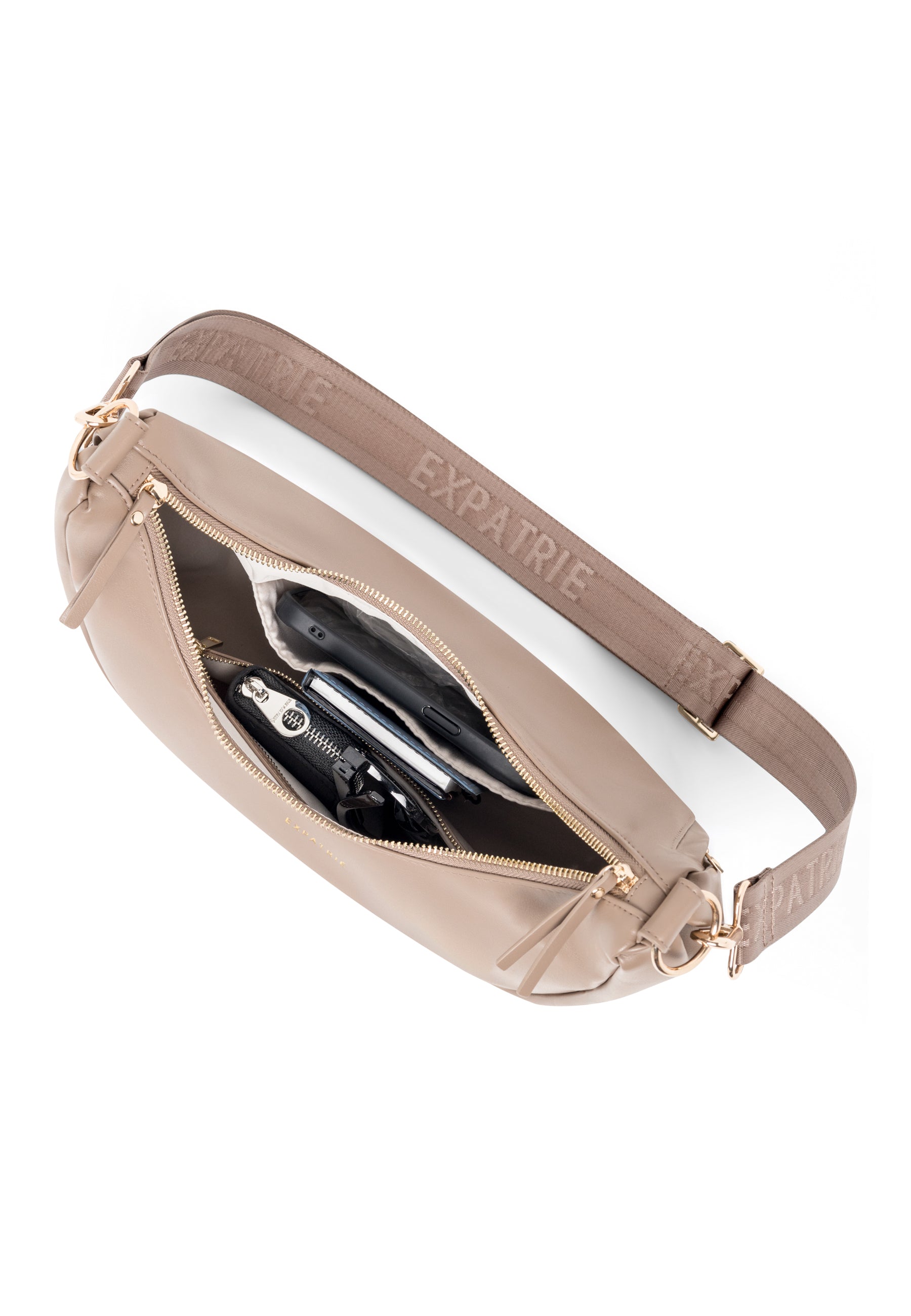 LEA MEDIUM Half Moon Bag in Braun mit Reißverschluss geöffnet, zeigt Innenfächer mit Kosmetik und Handy
