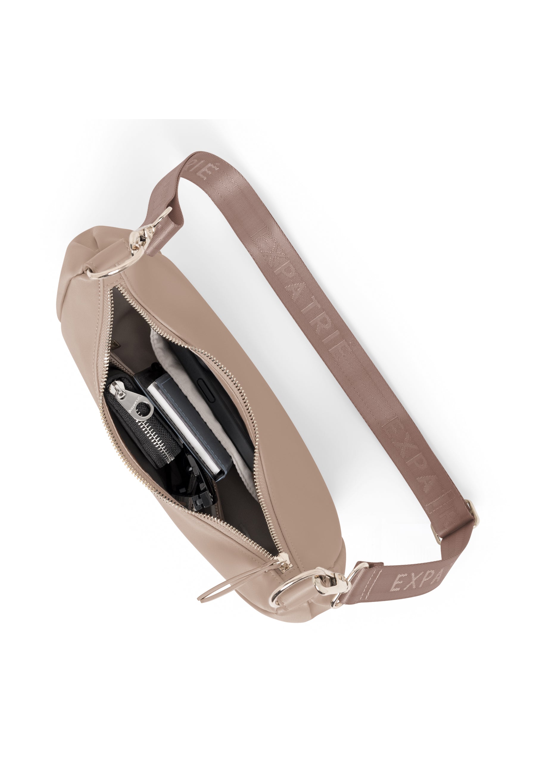 Halbmondtasche LEA SMALL braun mit verstellbarem Gurt und eingestaute Gegenstände