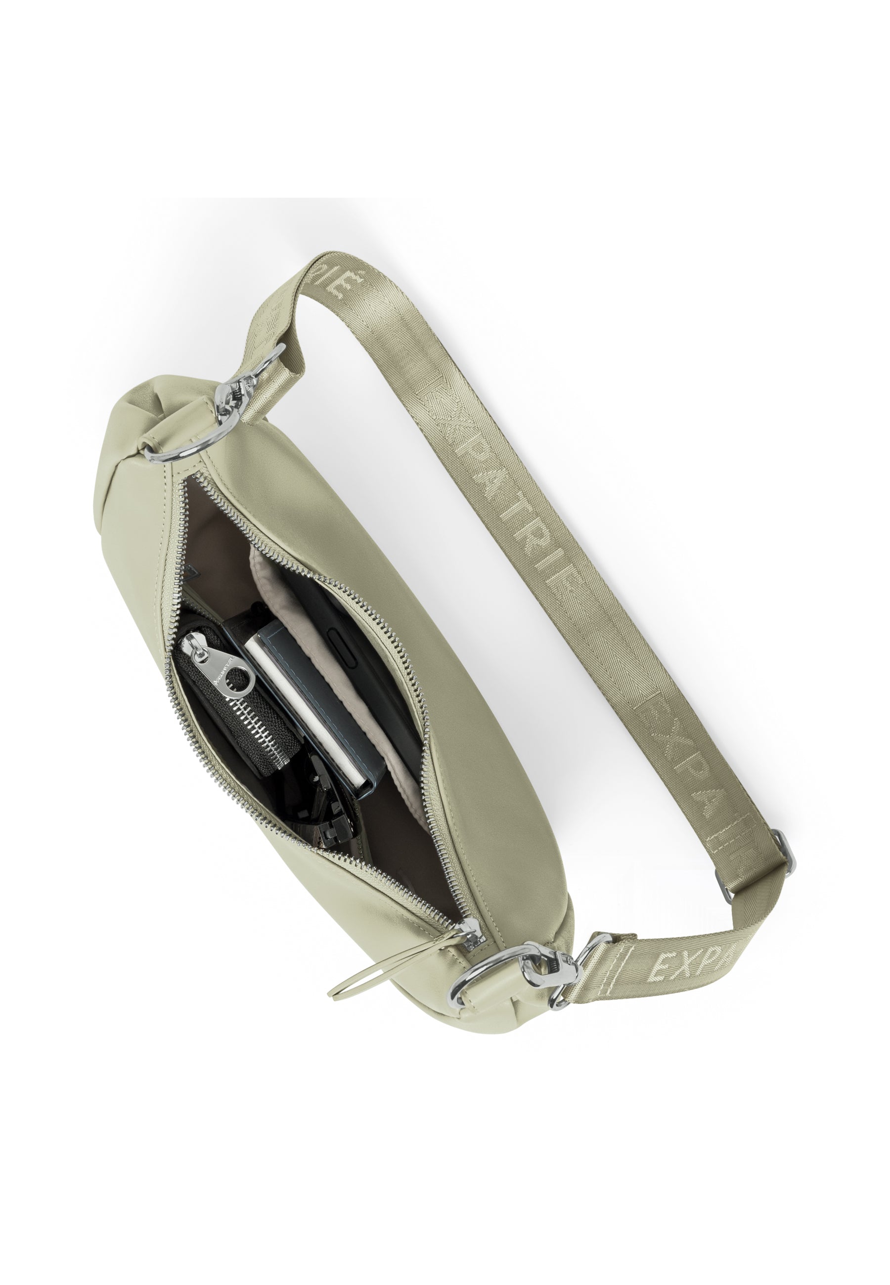 LEA SMALL Half Moon Bag in blassem Grün, mit offenem Reißverschluss und sichtbaren Innenfächern