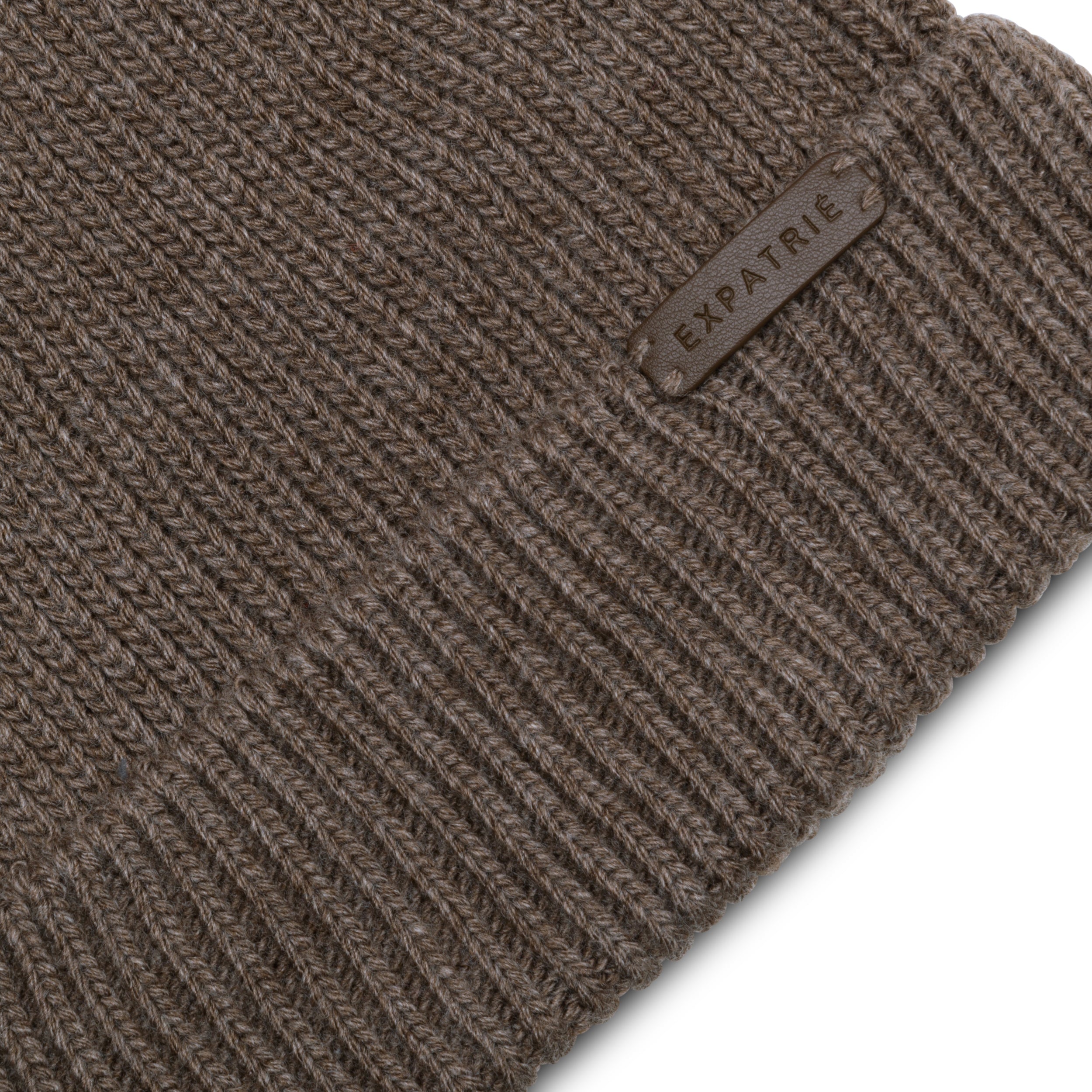 Braune Strickmütze 'Luna' mit eingesticktem 'EXPATRIÉ'-Logo