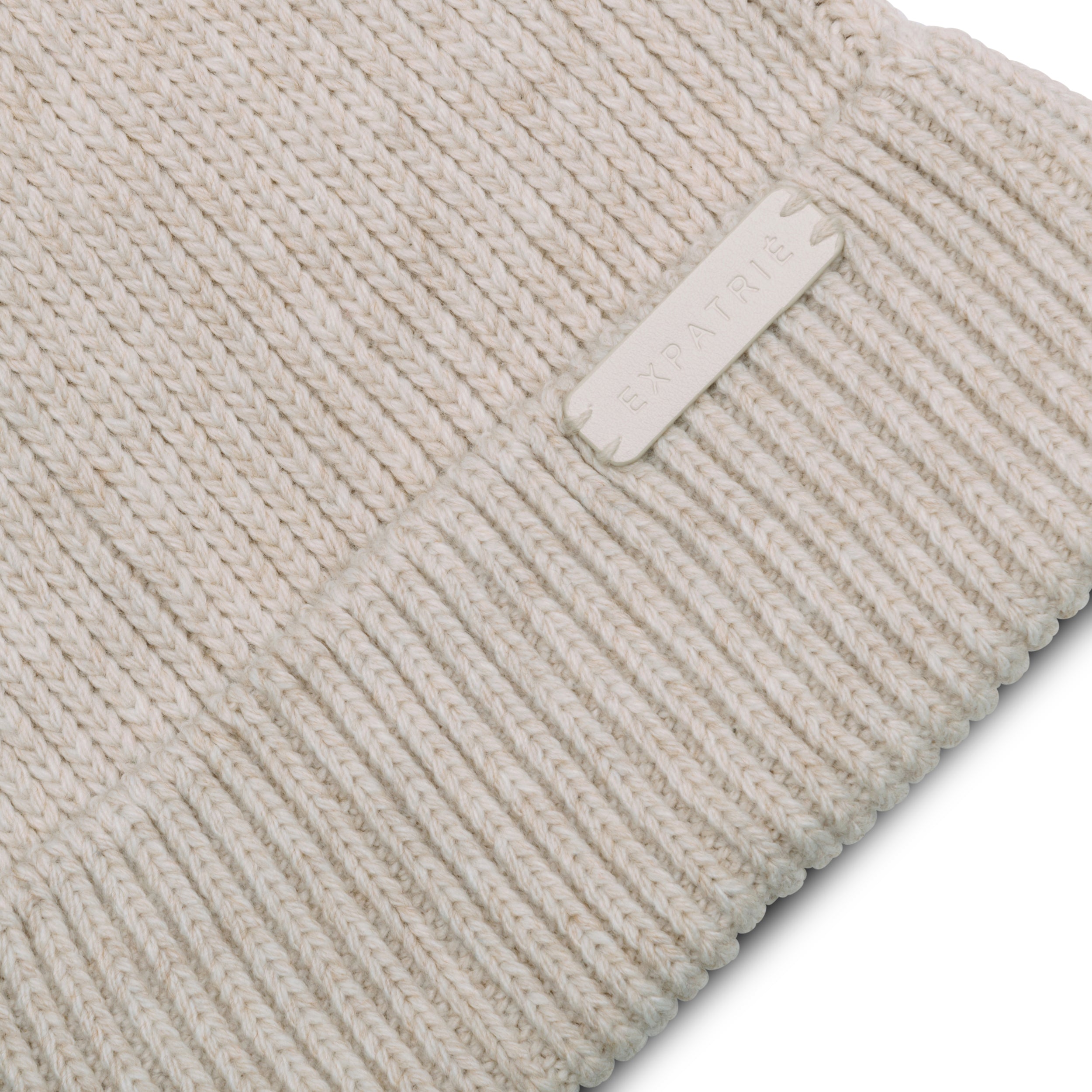 Cremefarbene Strickmütze 'Luna' mit geripptem Muster und 'EXPATRIE' Logo