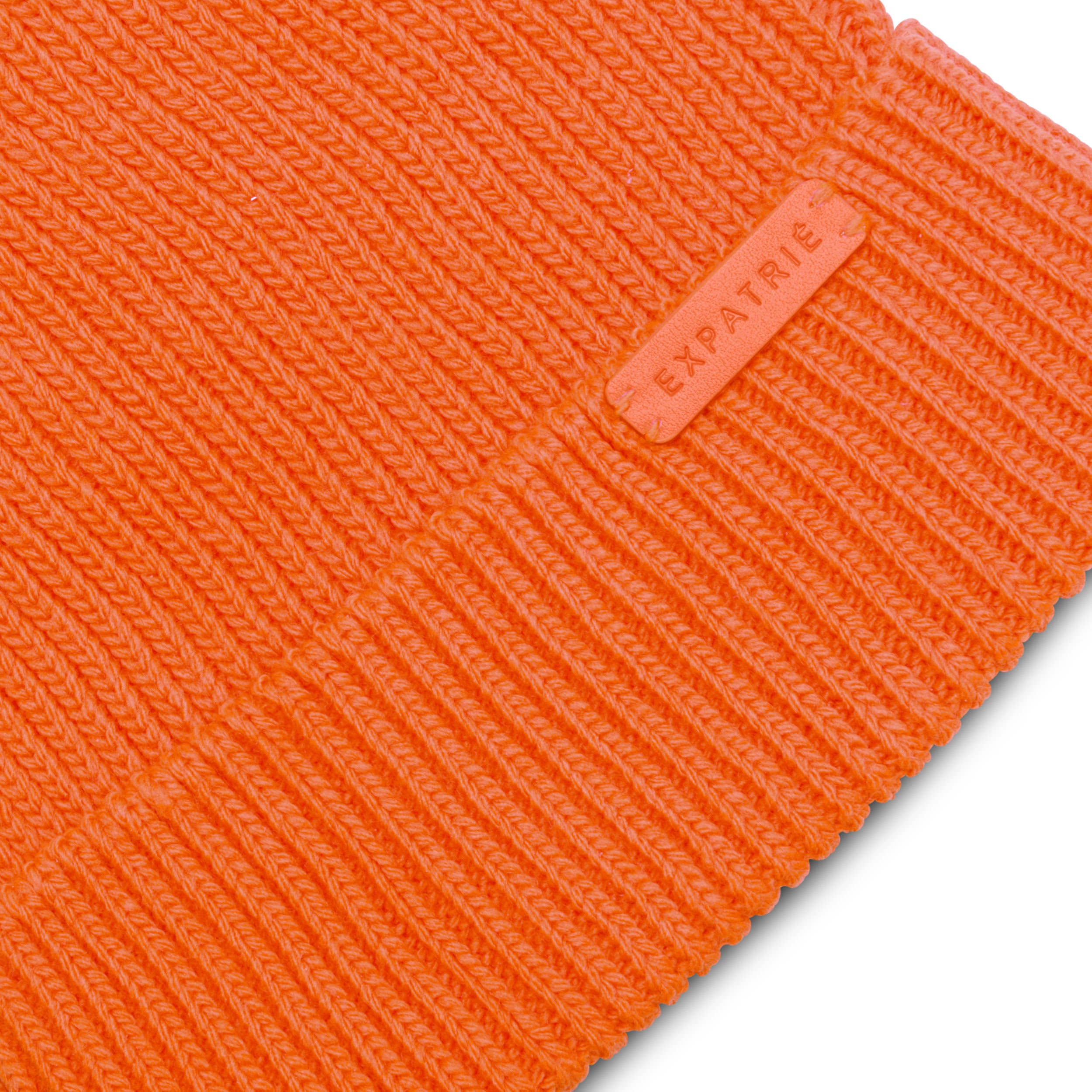 Oranger Strickbeanie mit geripptem Muster und 'Expatrié'-Label