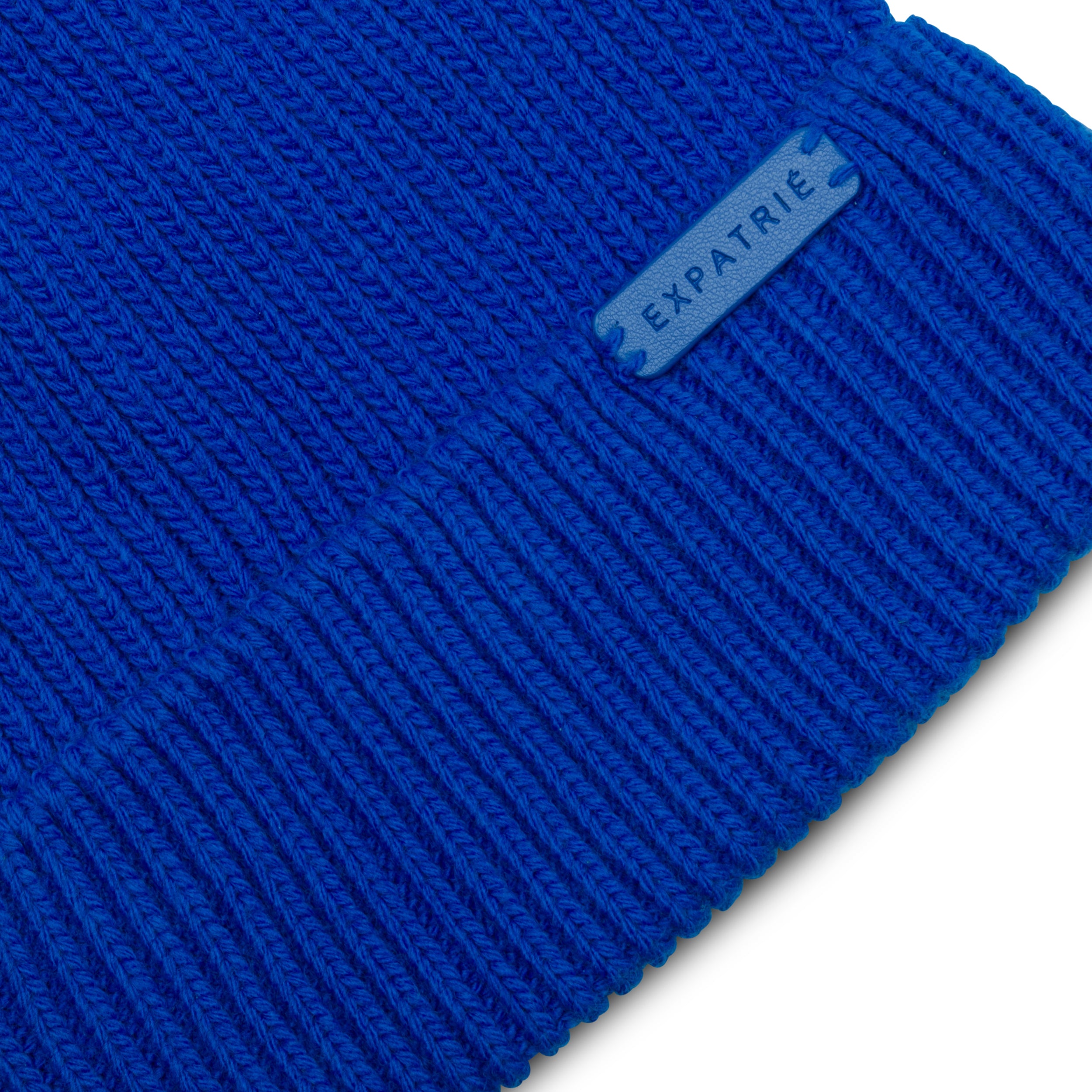 Strickmütze Luna in royalblau mit Expatrié-Logo auf dem Umschlag