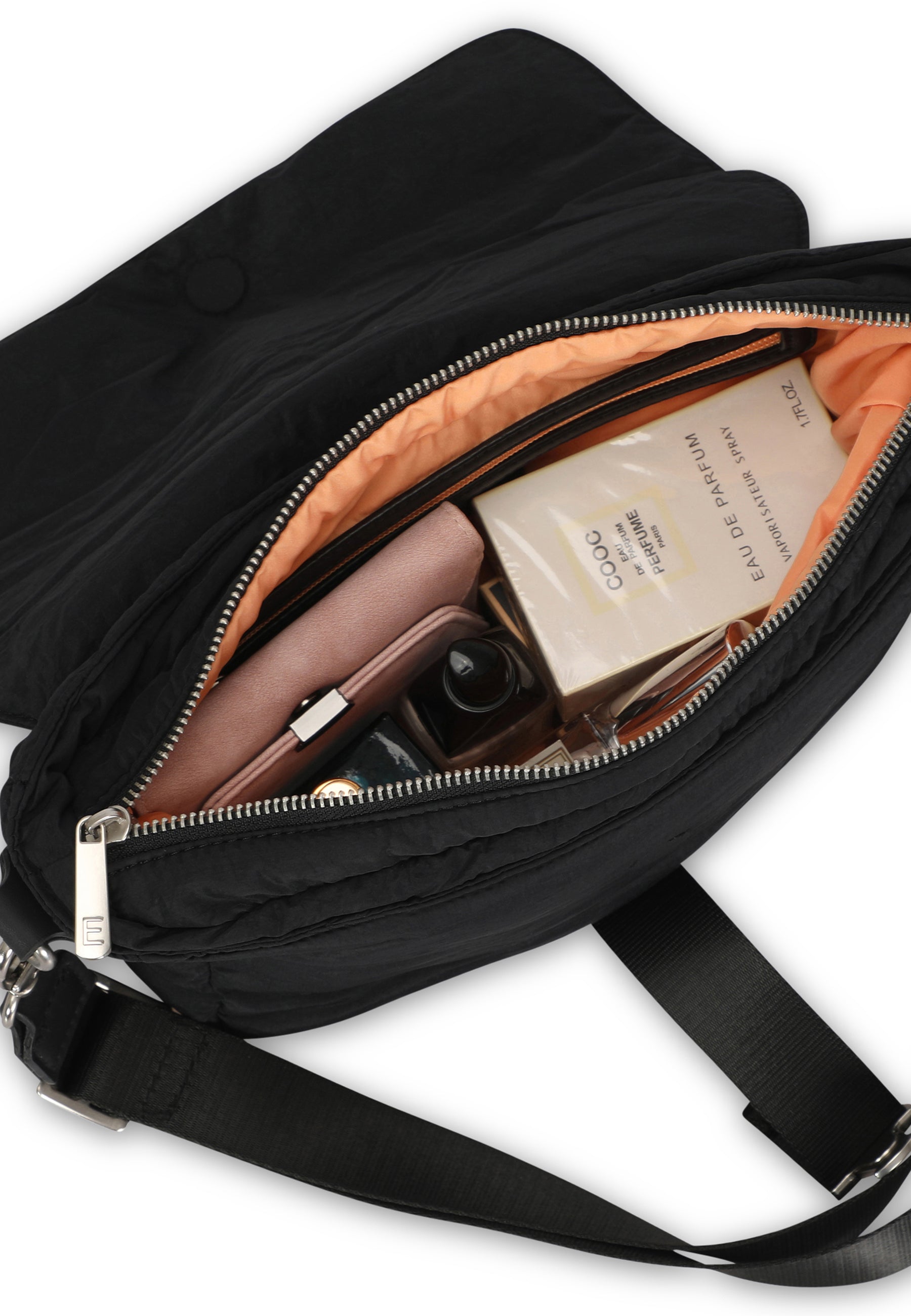 Schwarze BOBBY-Handtasche mit offenem Reißverschluss, gefüllt mit Parfüm und Geldbörse