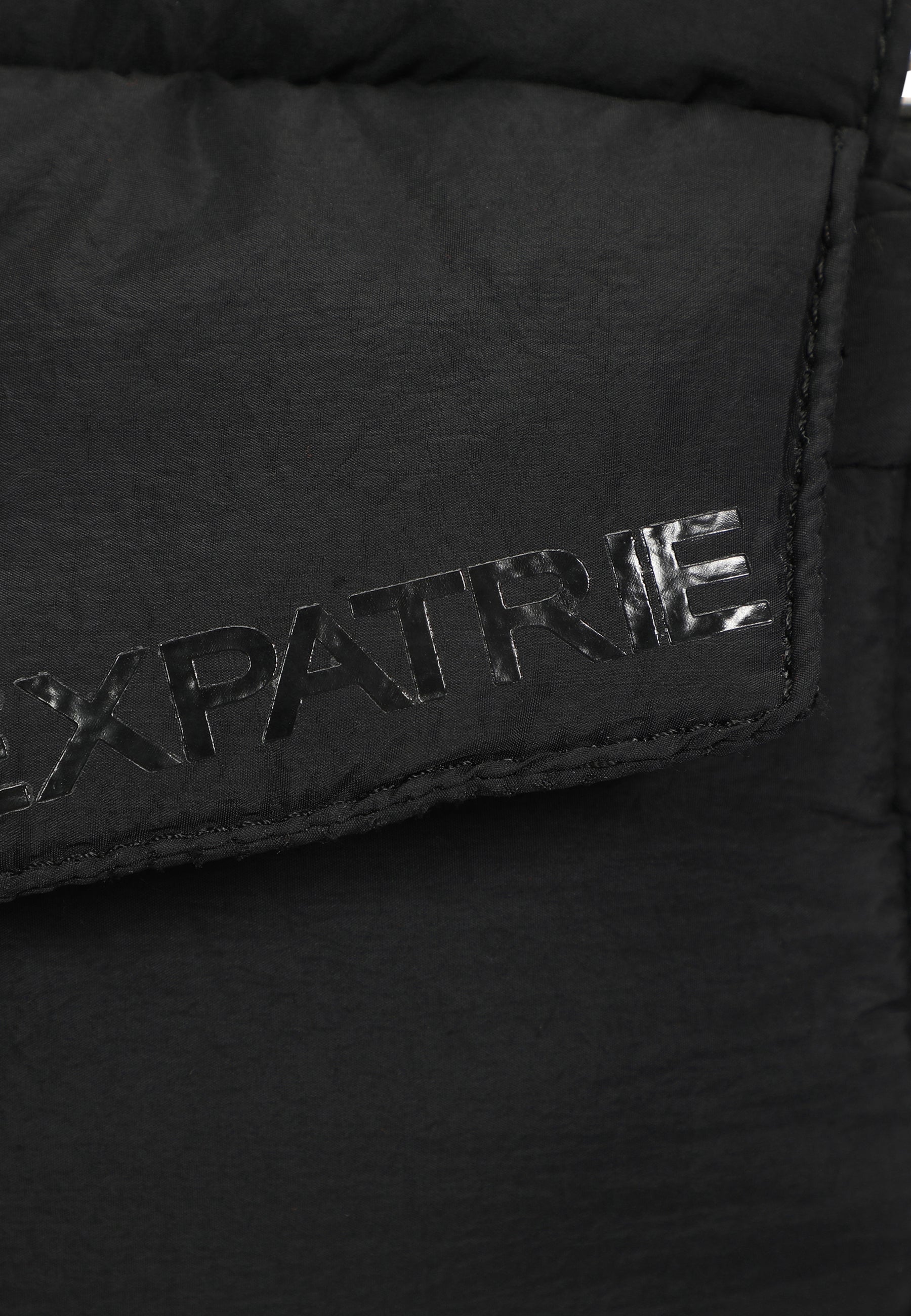 Schwarzer Pufferstoff mit glänzendem Expatrié-Logo auf Handtasche Poppy Small
