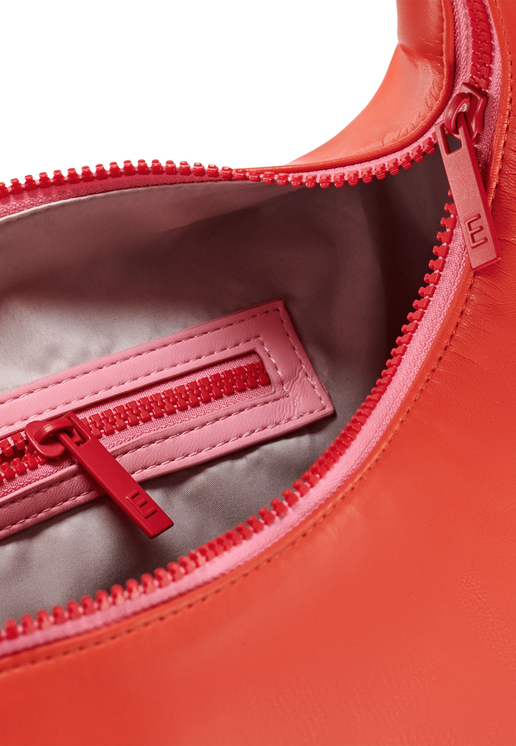 Innenansicht der LINA Schultertasche mit rotem Reißverschluss und Innenfach aus rosa Leder
