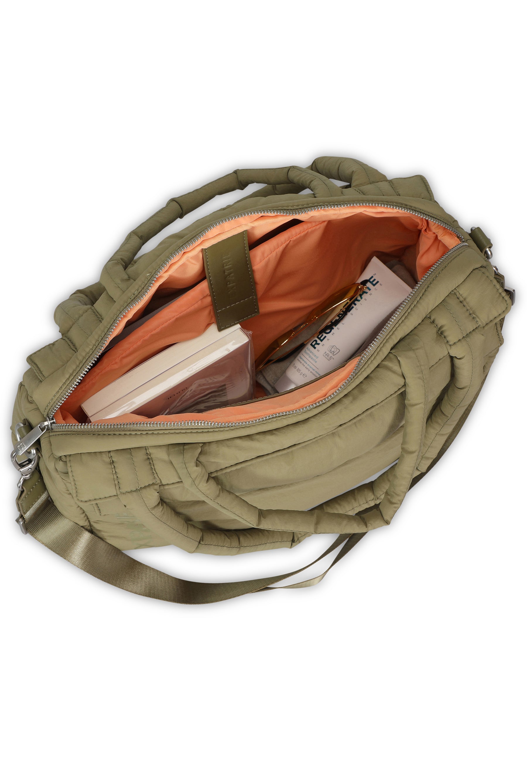 Olivegrüne POPPY Shopper Tasche mit orangefarbenem Innenfutter und mehreren Innentaschen, teilweise mit Büchern und Kosmetik gefüllt