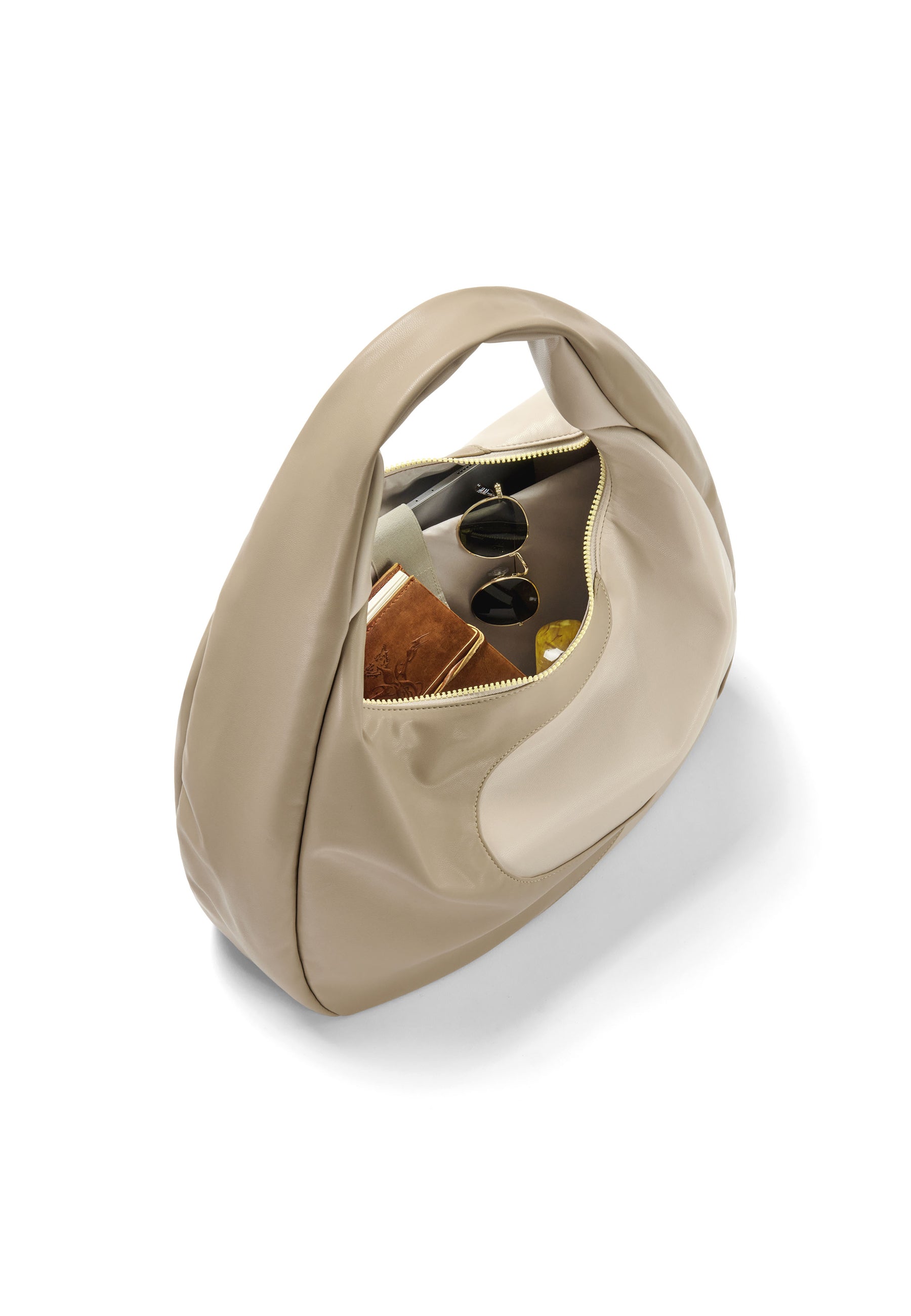 LINA Schultertasche aus hellbraunem, zweifarbigem Material mit Reißverschluss und geöffnet, zeigt Sonnenbrille und Buch innen